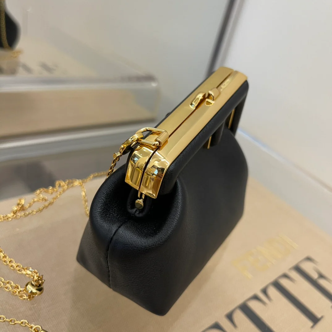 Первый шарм от Fendi - черная кожа наппа.