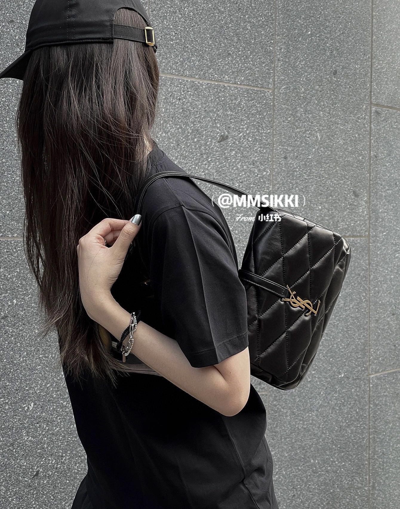 Стеганая сумка через плечо YSL из овечьей кожи — черная — на фото.