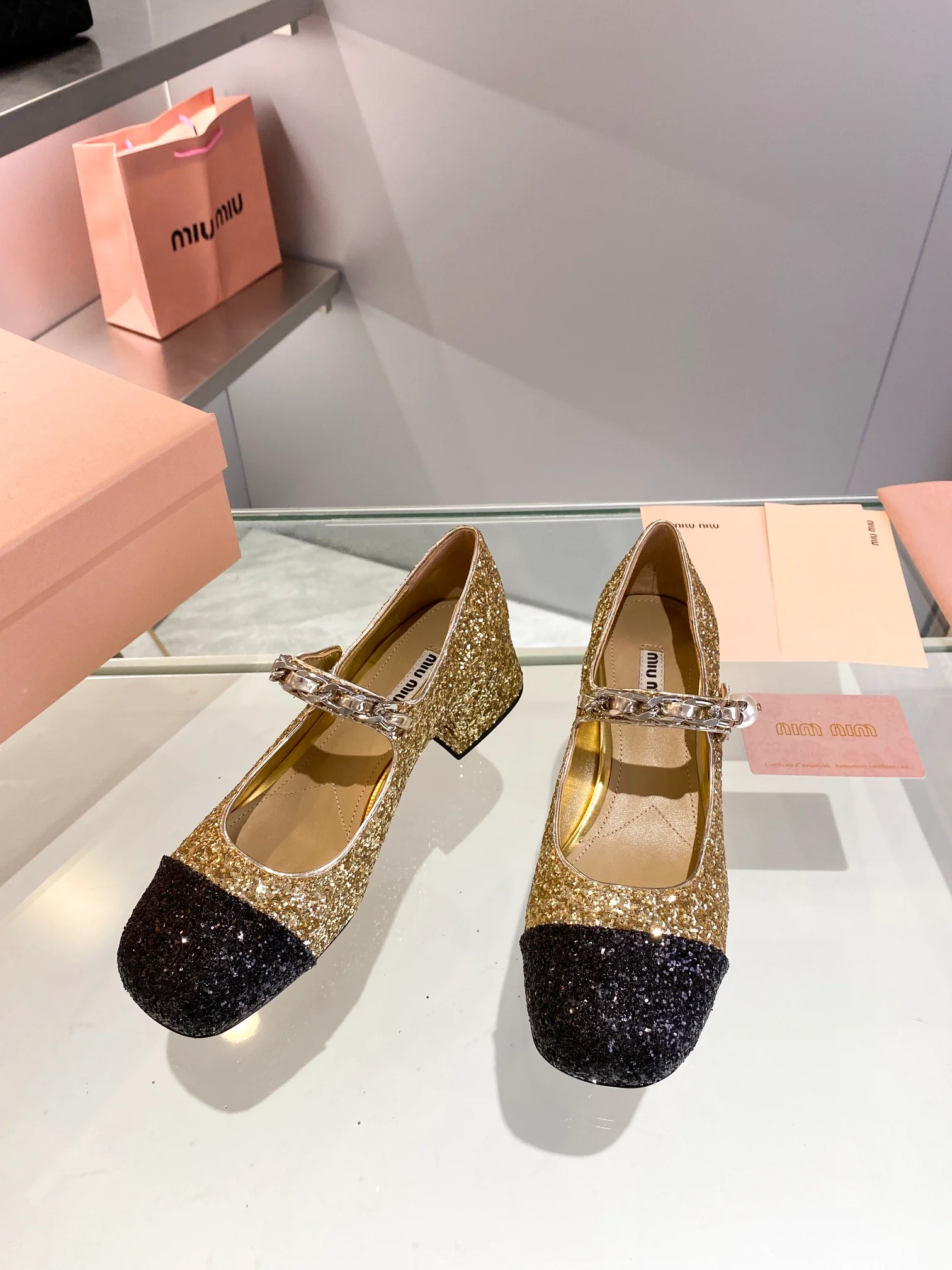 Новинка Miu Miu 2022 года - Туфли на низком каблуке