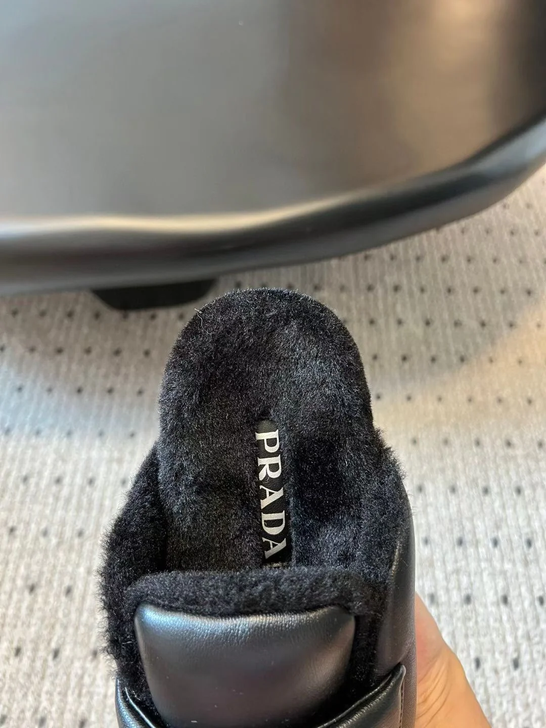 Новинка сезона осень/зима 2023 от Prada - Тапочки с объемным носком из овчины и меха - Черные