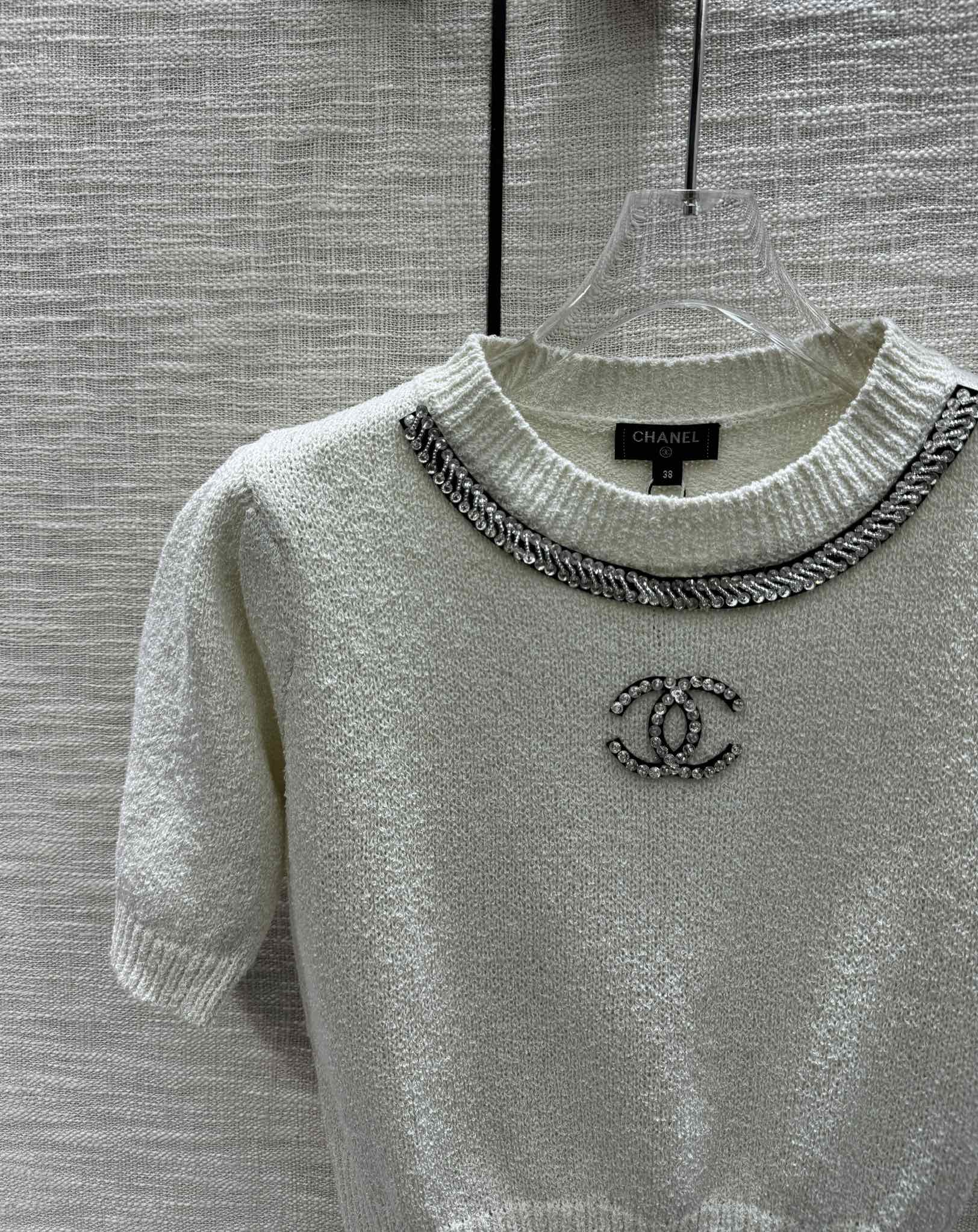 Белая трикотажная футболка Chanel 2403 с коротким рукавом и двойной буквой C.