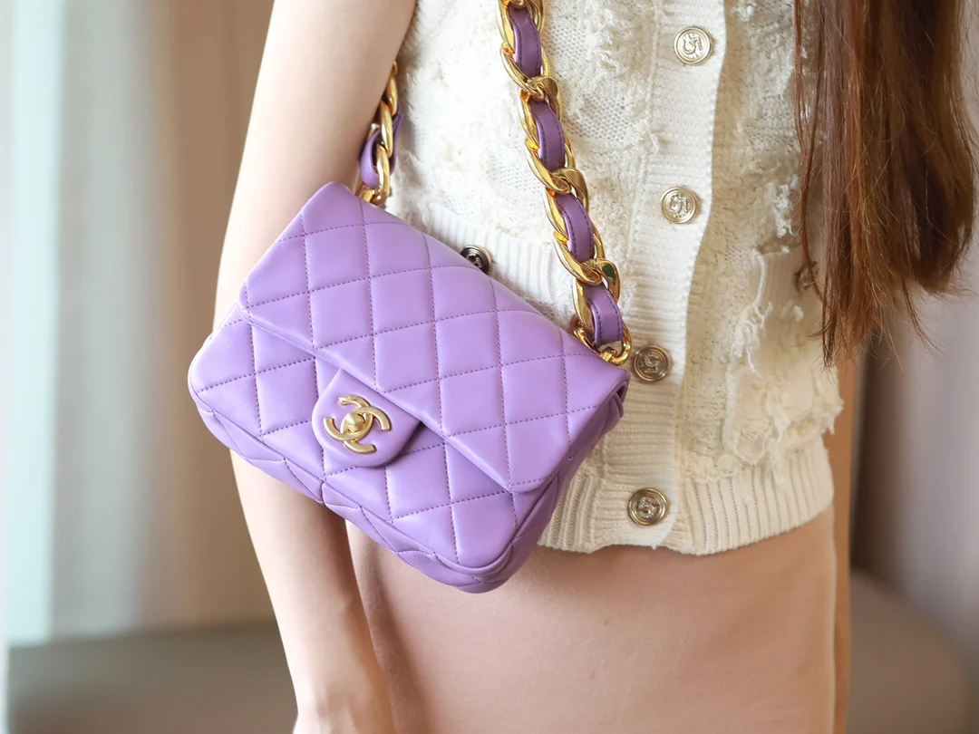 Винтажная сумка-мессенджер Chanel CF под мышкой - фиолетовая - 21 см