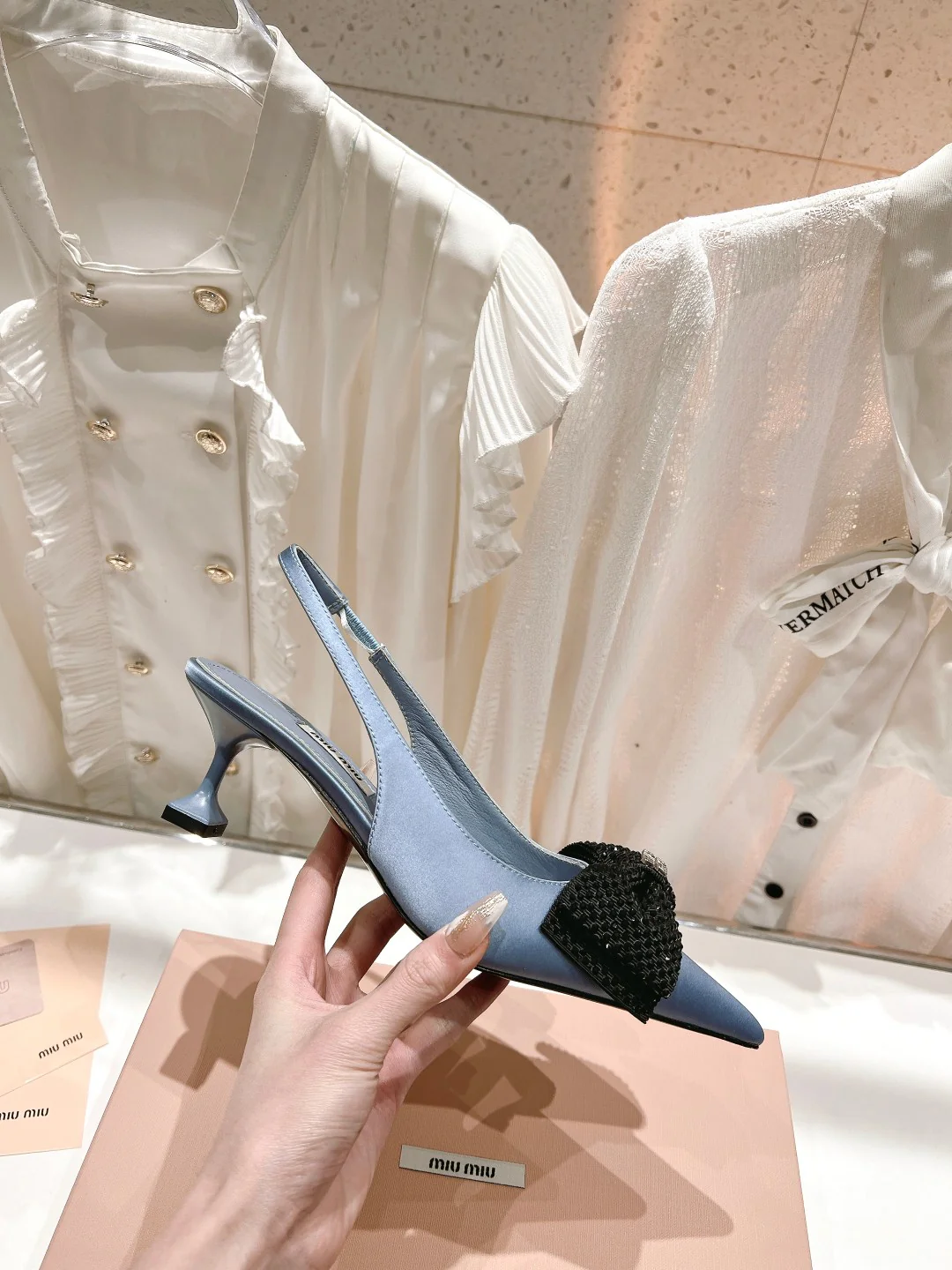 Новинка сезона весна/лето 2023 от Miu Miu - Босоножки на высоком каблуке с острым носком, украшенные стразами - высота 6 см - Серые