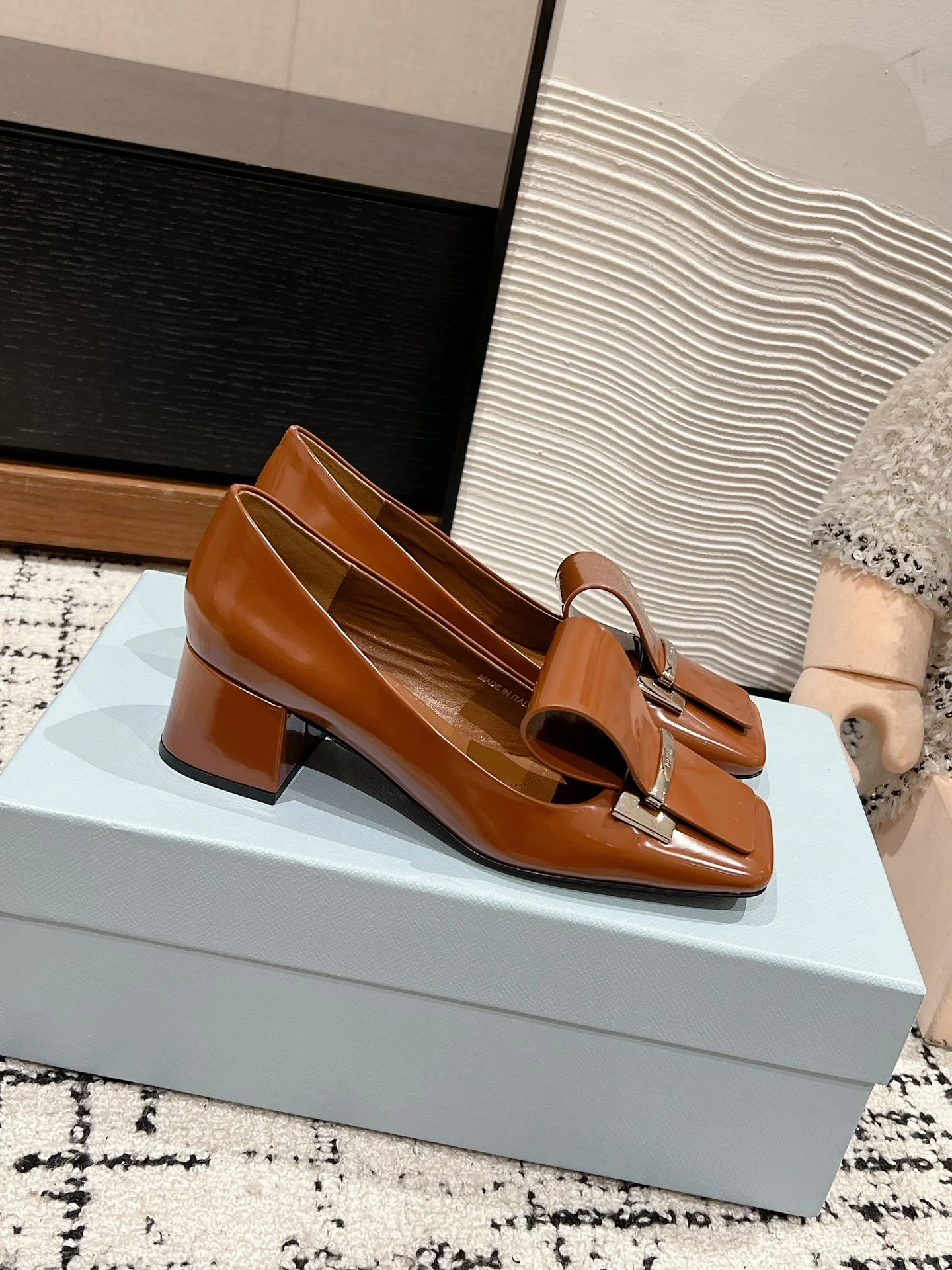 Туфли-мэри-джейн на массивном каблуке Prada 2024 года — кофейно-коричневые.