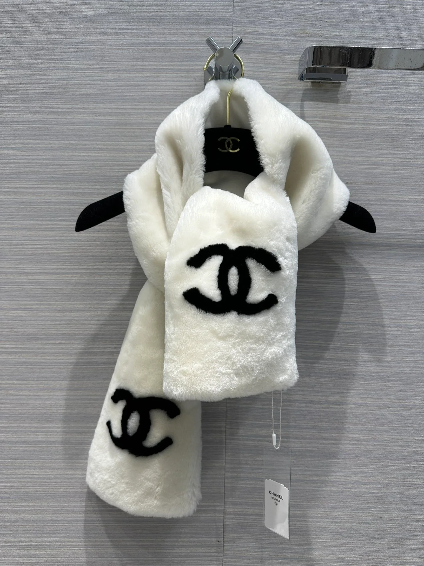 Новый шарф Chanel Double C из коллекции осень/зима 2023 — белый.