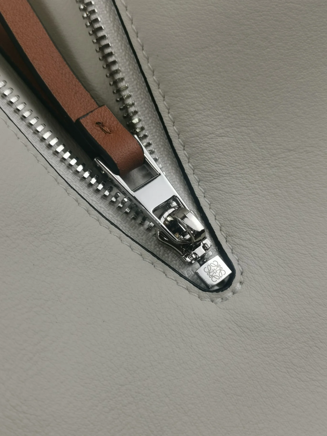 Гамак Loewe, маленький, 13,5x25x30 см, в горчично-белую полоску, однотонная кожа.