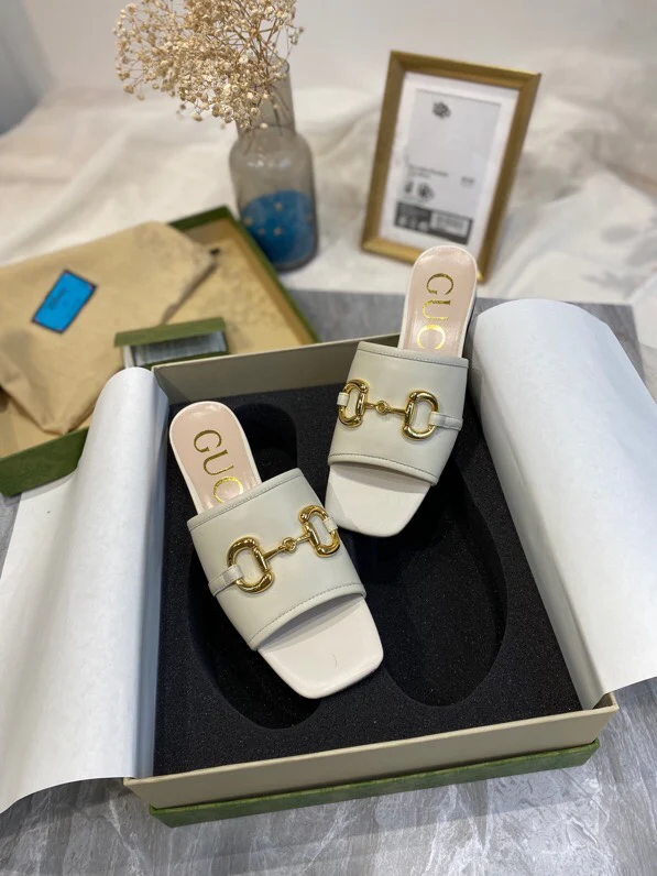 Уличные тапочки Gucci с пряжкой