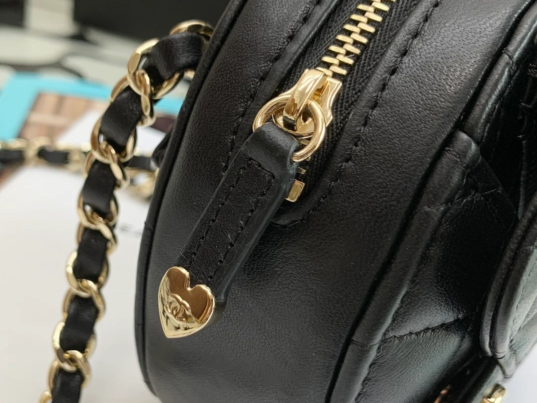 Поясная сумка Chanel с сердечком и стёжкой - 2 шт.