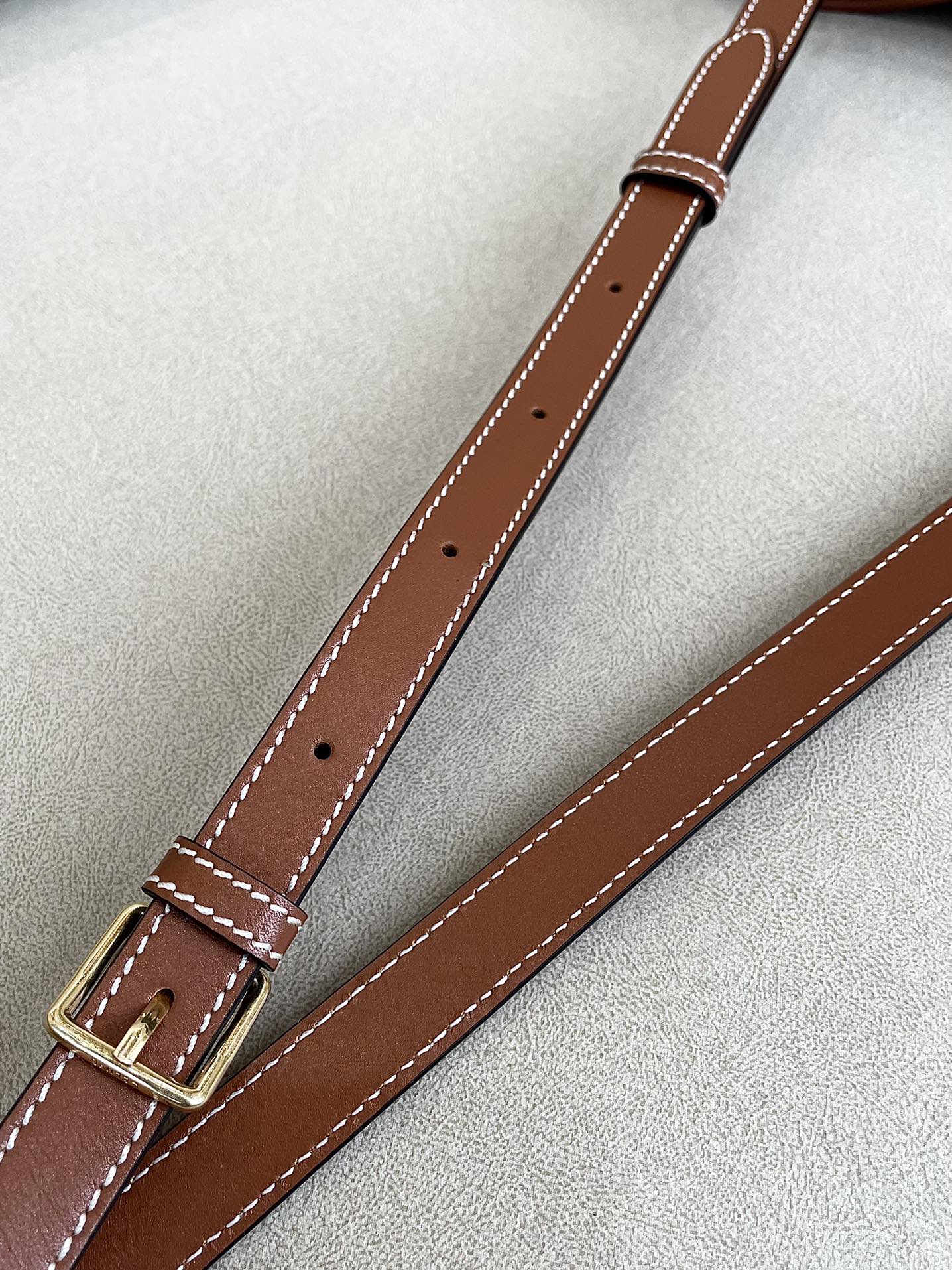 Сумка-ведро Celine Seau Marin на завязках из желто-коричневой ткани.