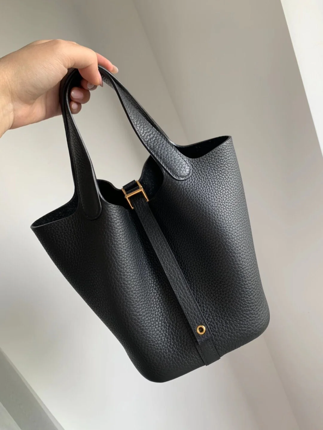 Часы Hermes Picotin 18, черные, с золотой пряжкой.