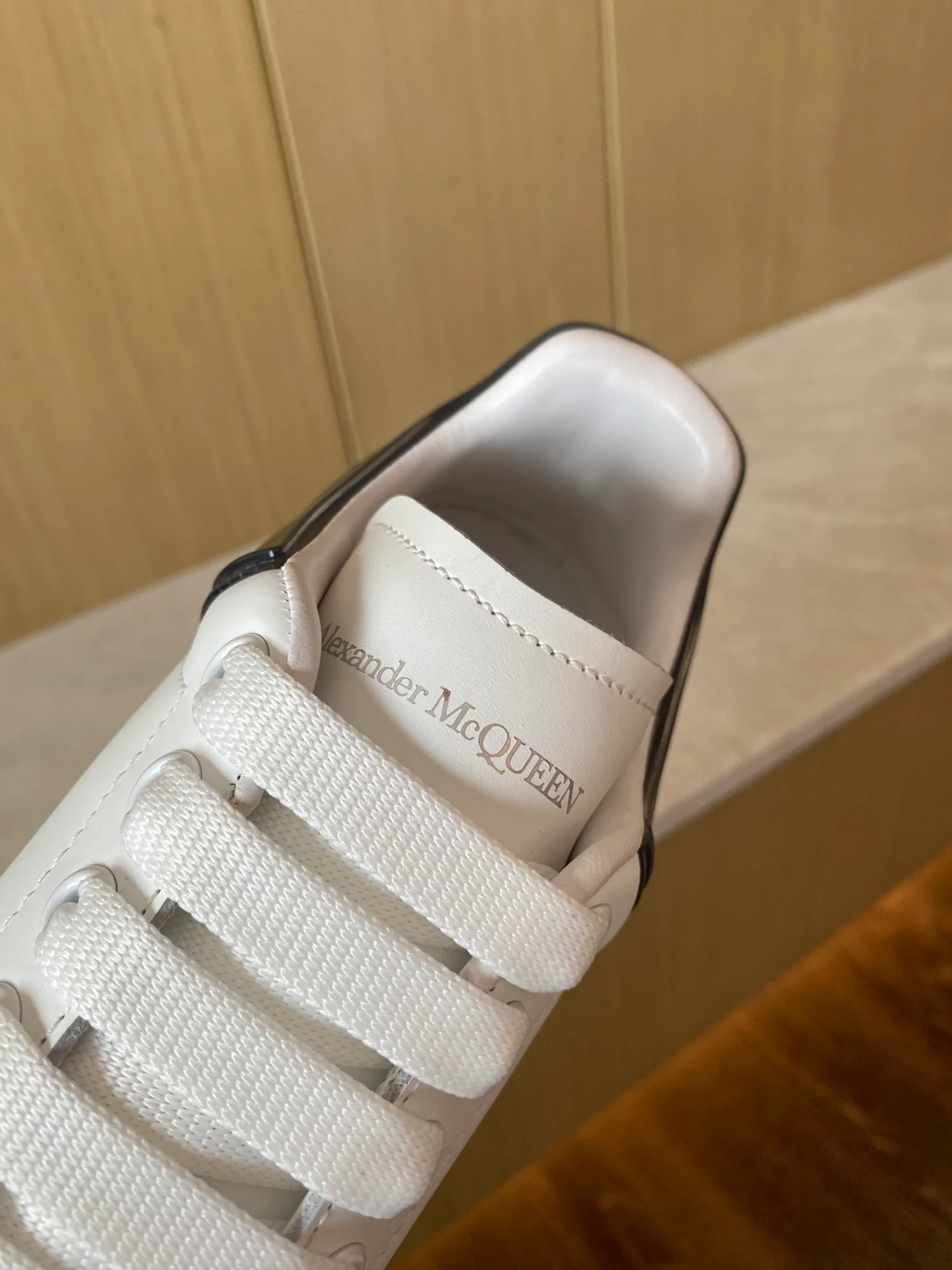 Классические белые кроссовки McQueen - на каблуке-резинке - темно-серые