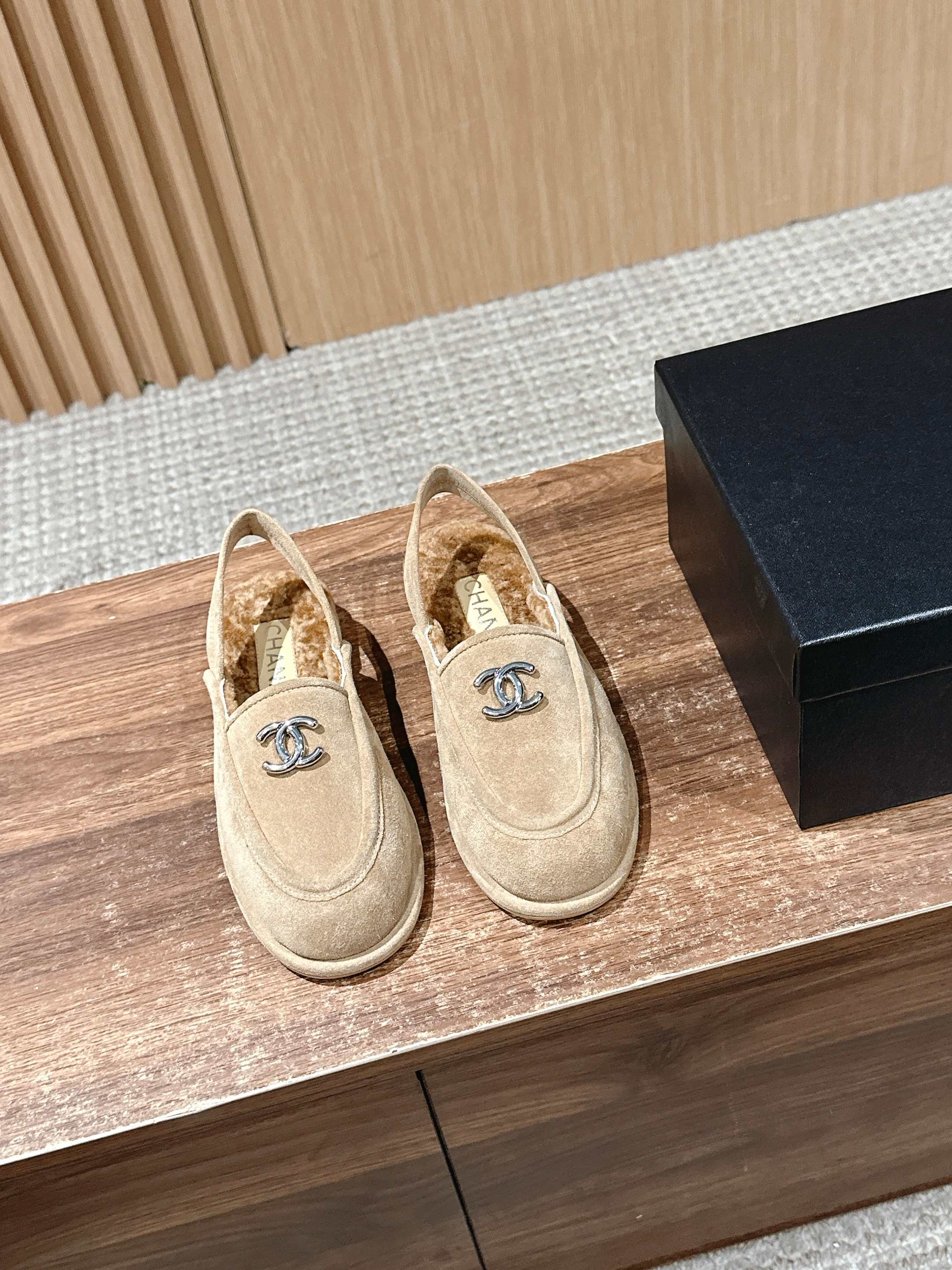 Новинка сезона ?Ранняя осень? от Chanel 2025 — Меховые туфли из замши абрикосового цвета.