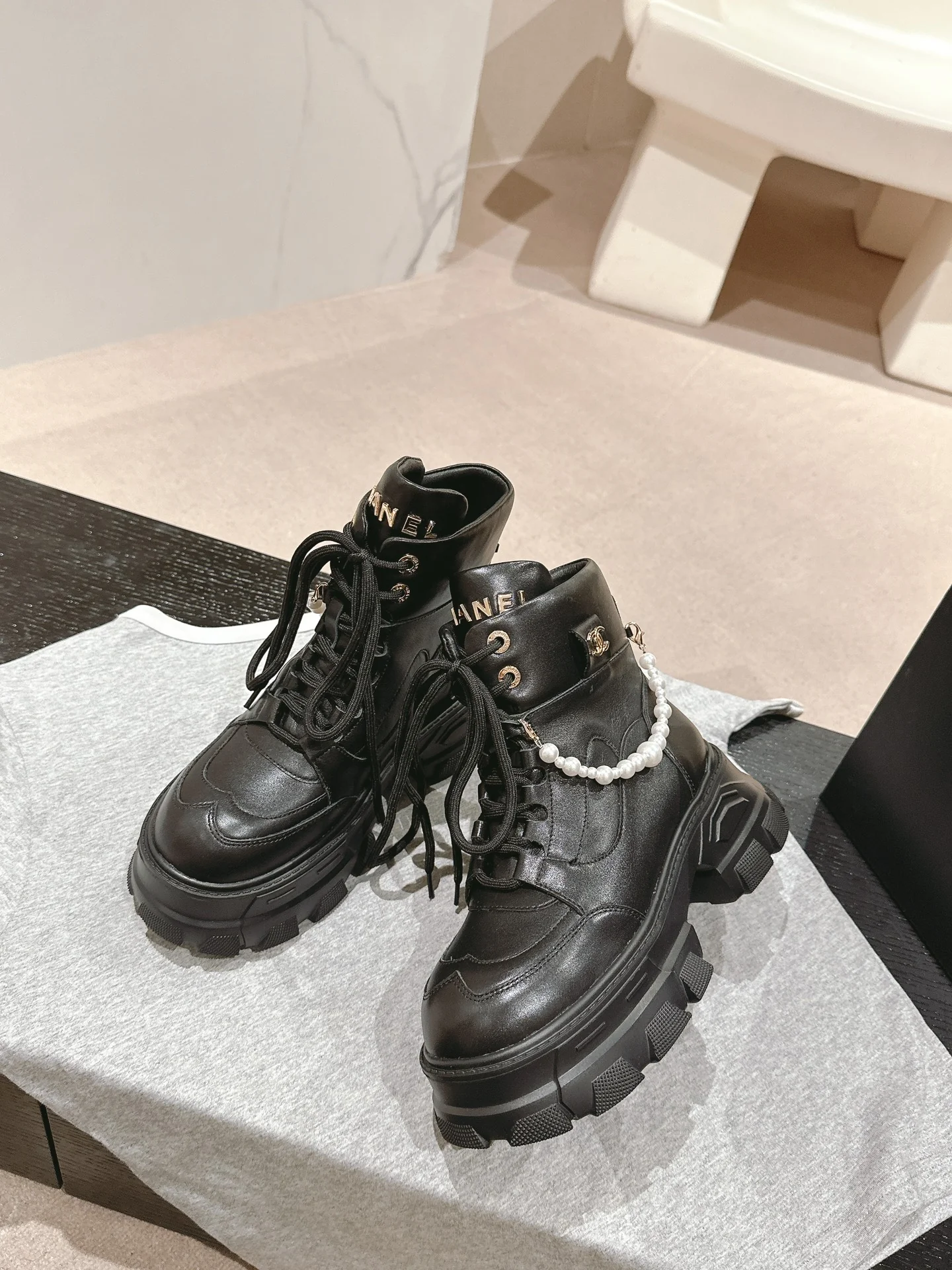 Высокие кеды на платформе Chanel 2024 — черные