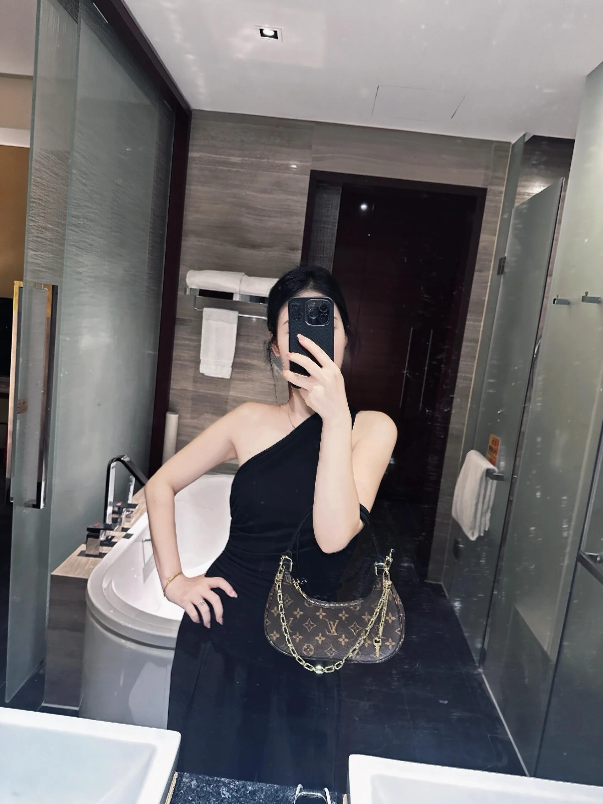 LV-m25223-Запоминающаяся маленькая сумочка с монограммой