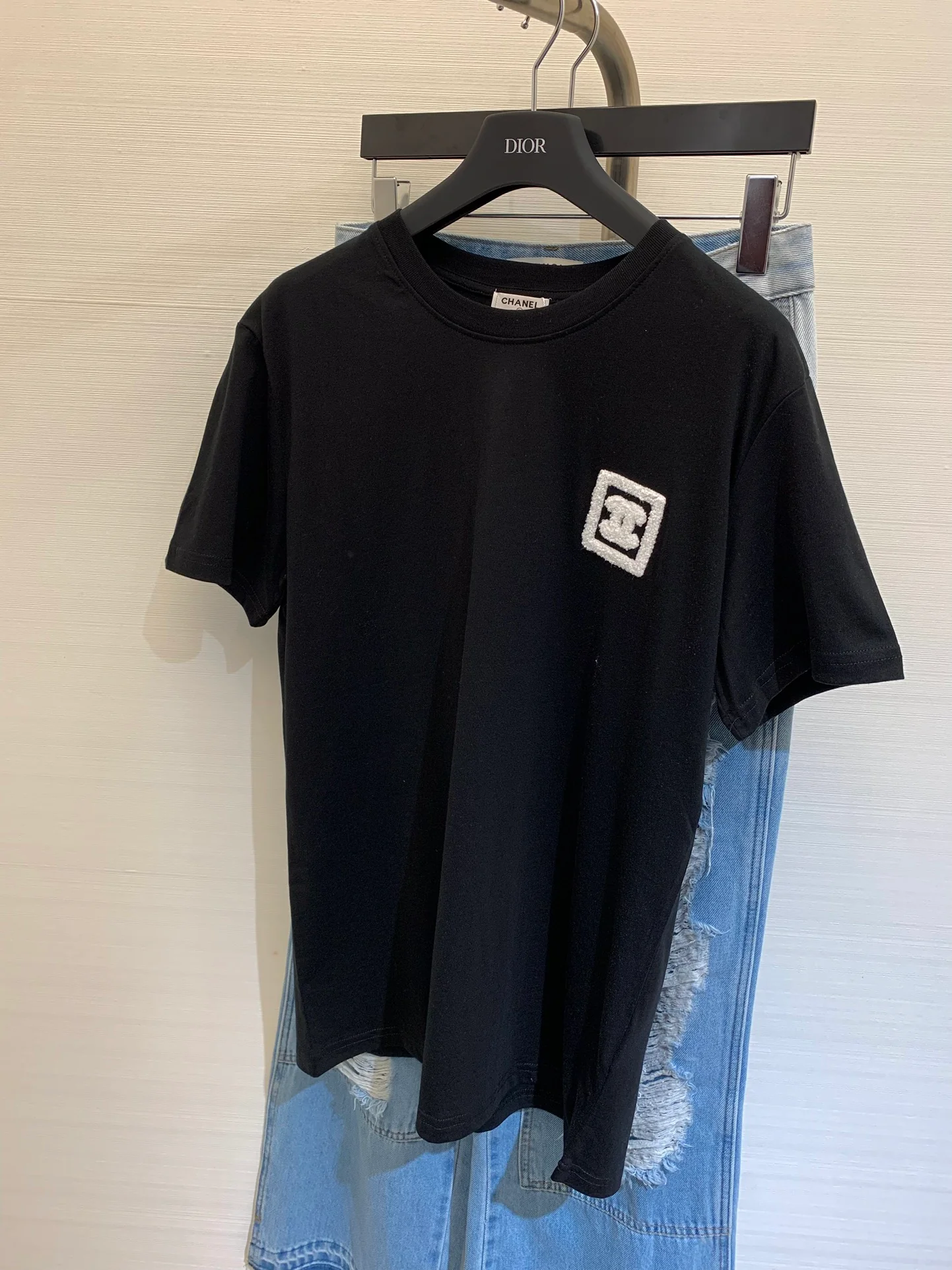 Футболка Chanel 2404 Весна/Лето в винтажном стиле, с вышивкой, квадратным вырезом, коротким рукавом, из махровой ткани — черная.