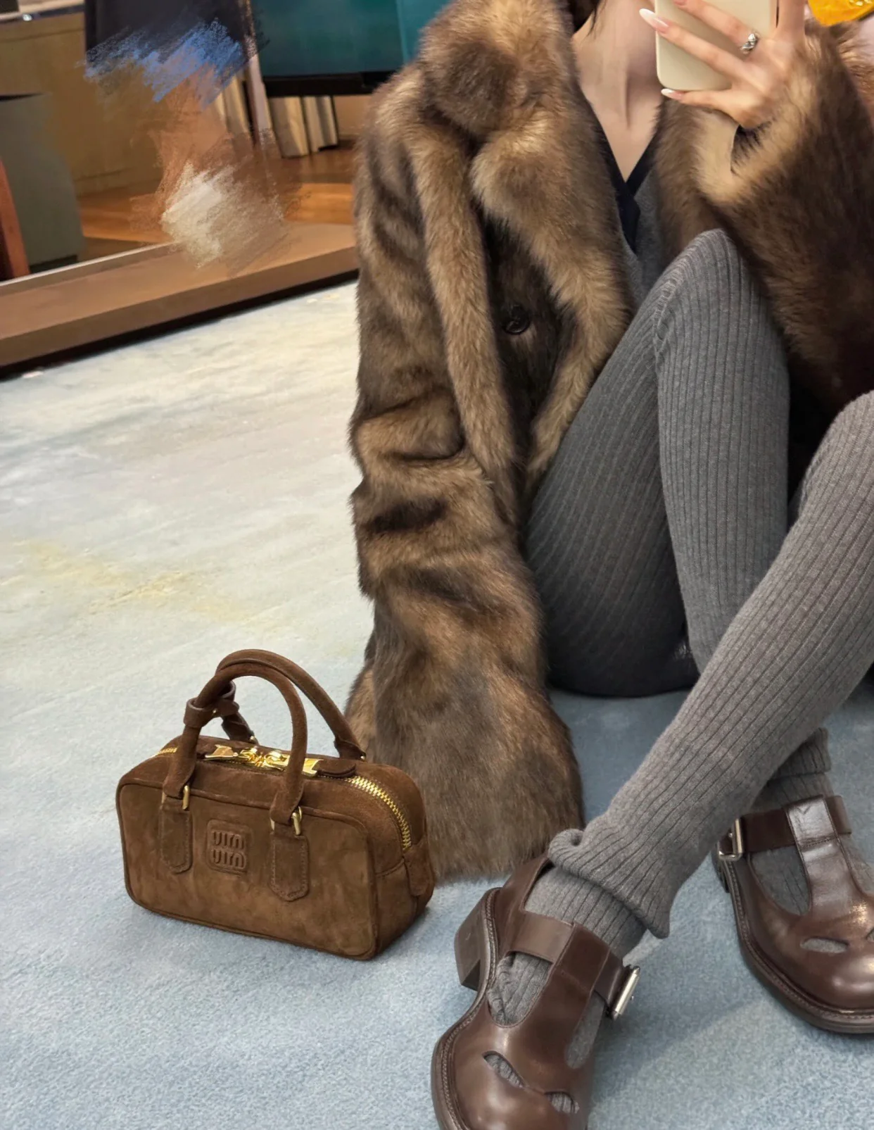 Сумка-боулинг Miu Miu из замши, маленькая, коричневая, излучает роскошь при ношении.