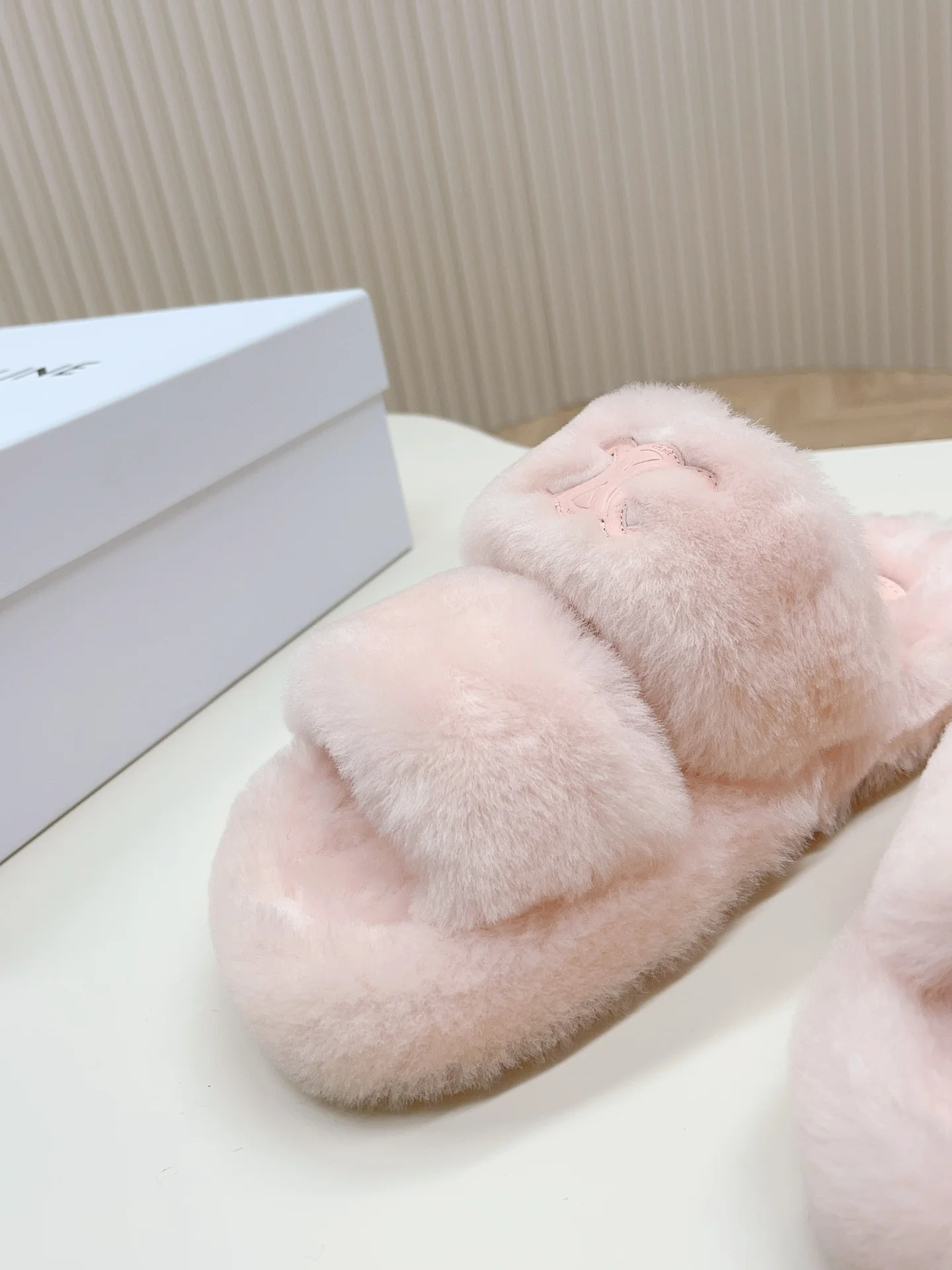 Новинка сезона осень/зима 2023 от Celine - Меховые тапочки - Розовые