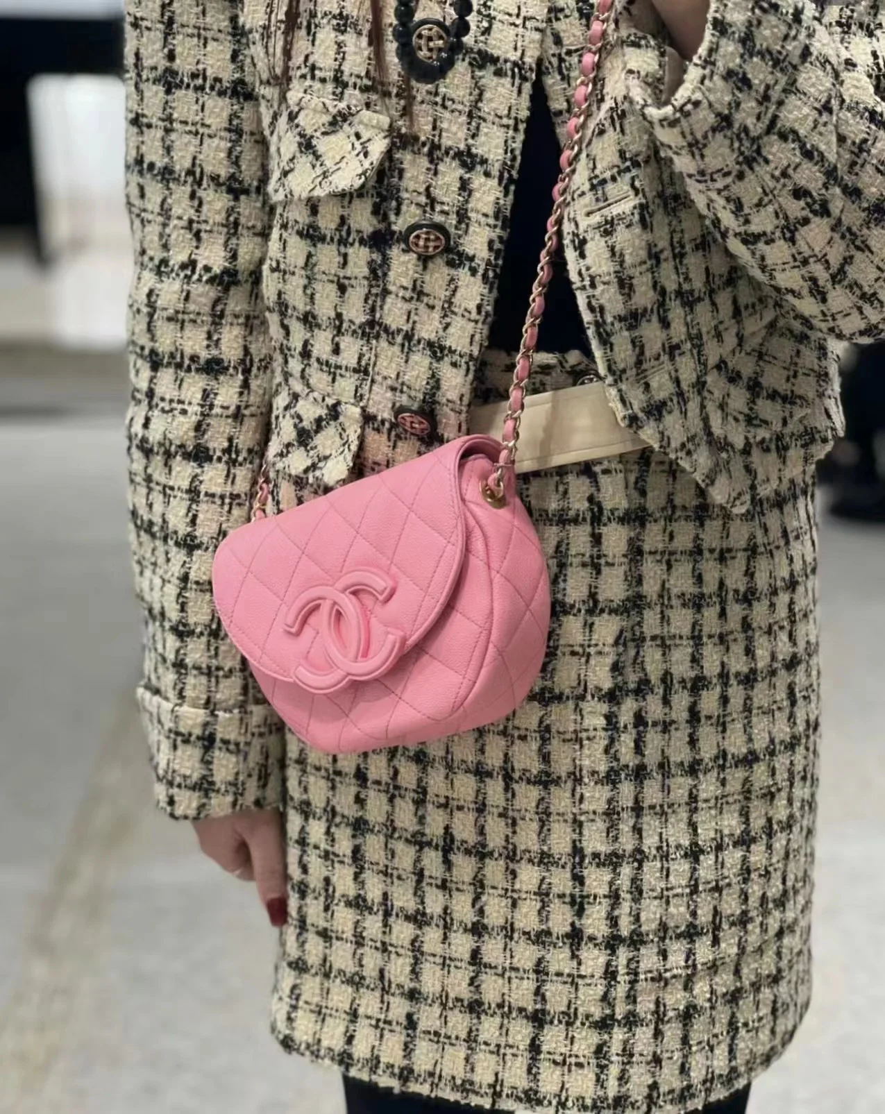 Новинка сезона весна/лето 2023 от Chanel - сумка Lychee Bull Saddle Bag - розовая - на фото.