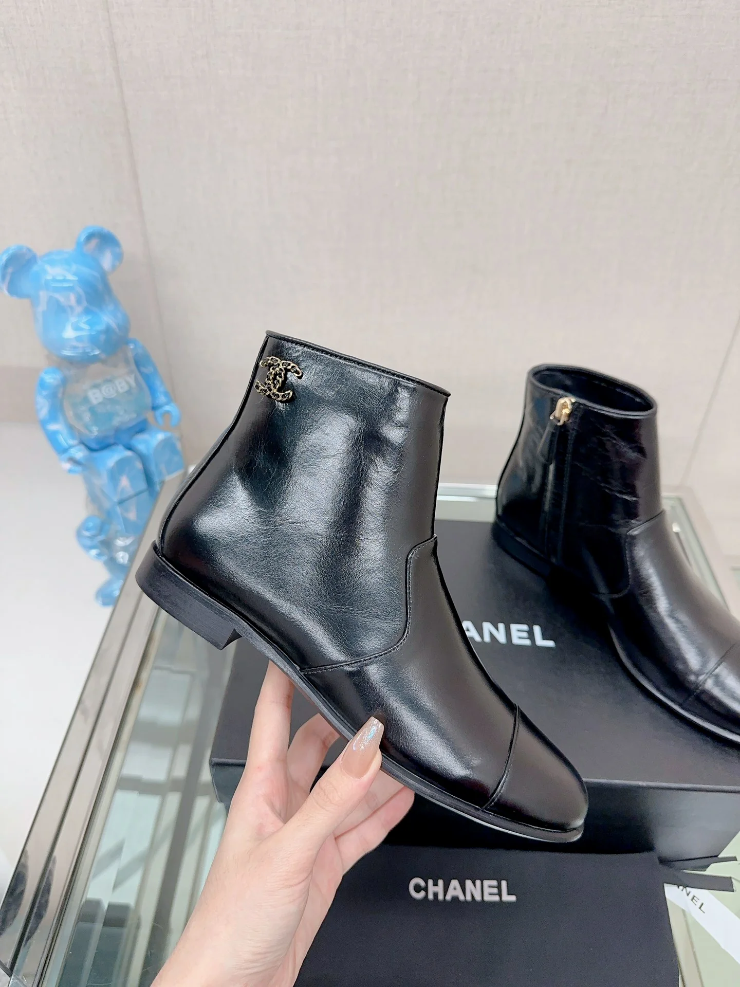 Новинка сезона осень/зима 2023 от Chanel - Лакированные ботильоны на плоской подошве - Черные