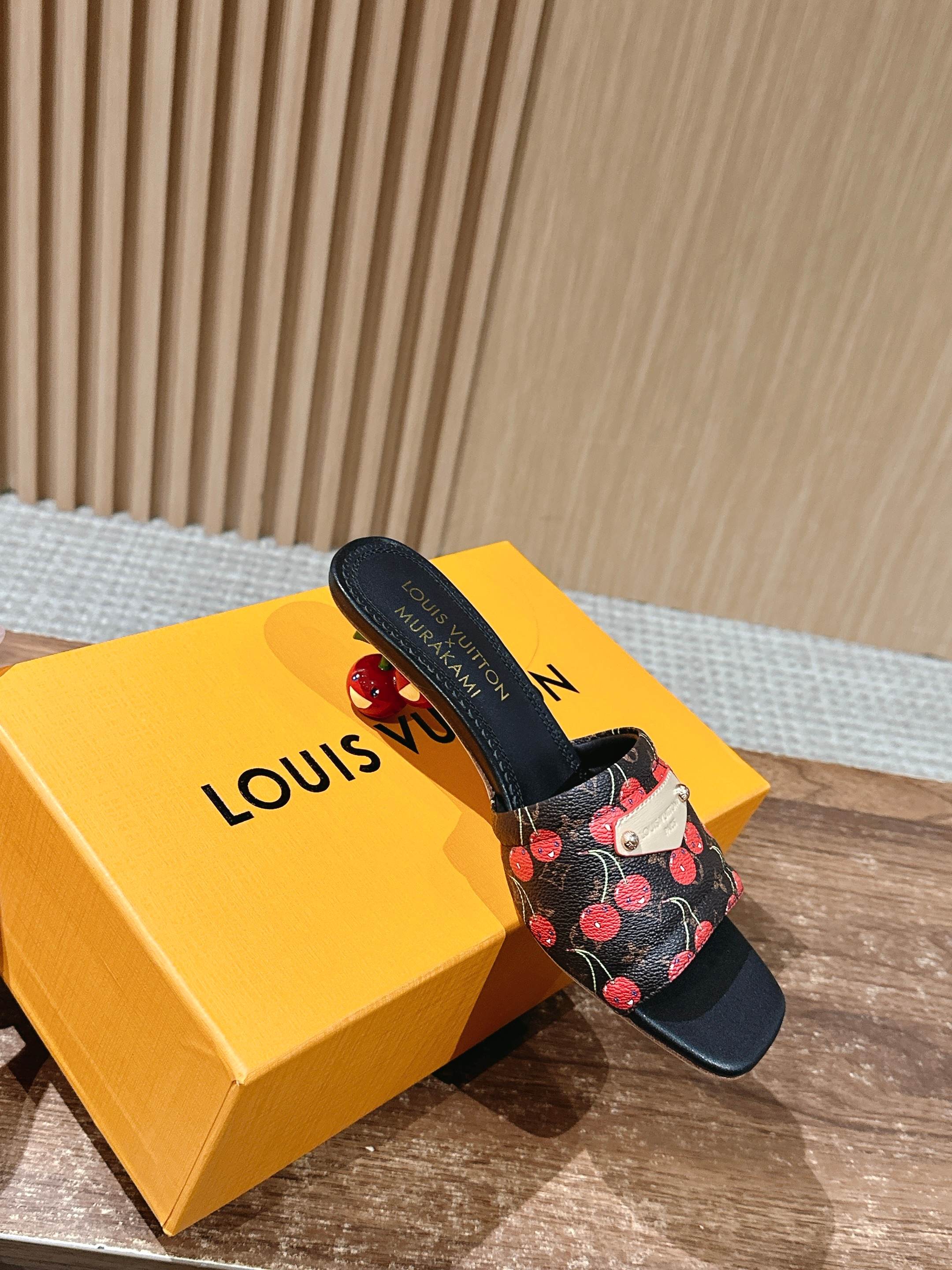 LV - Коллекция Такаши Мураками в стиле ретро - Сандалии на низком каблуке - Вишнево-черные