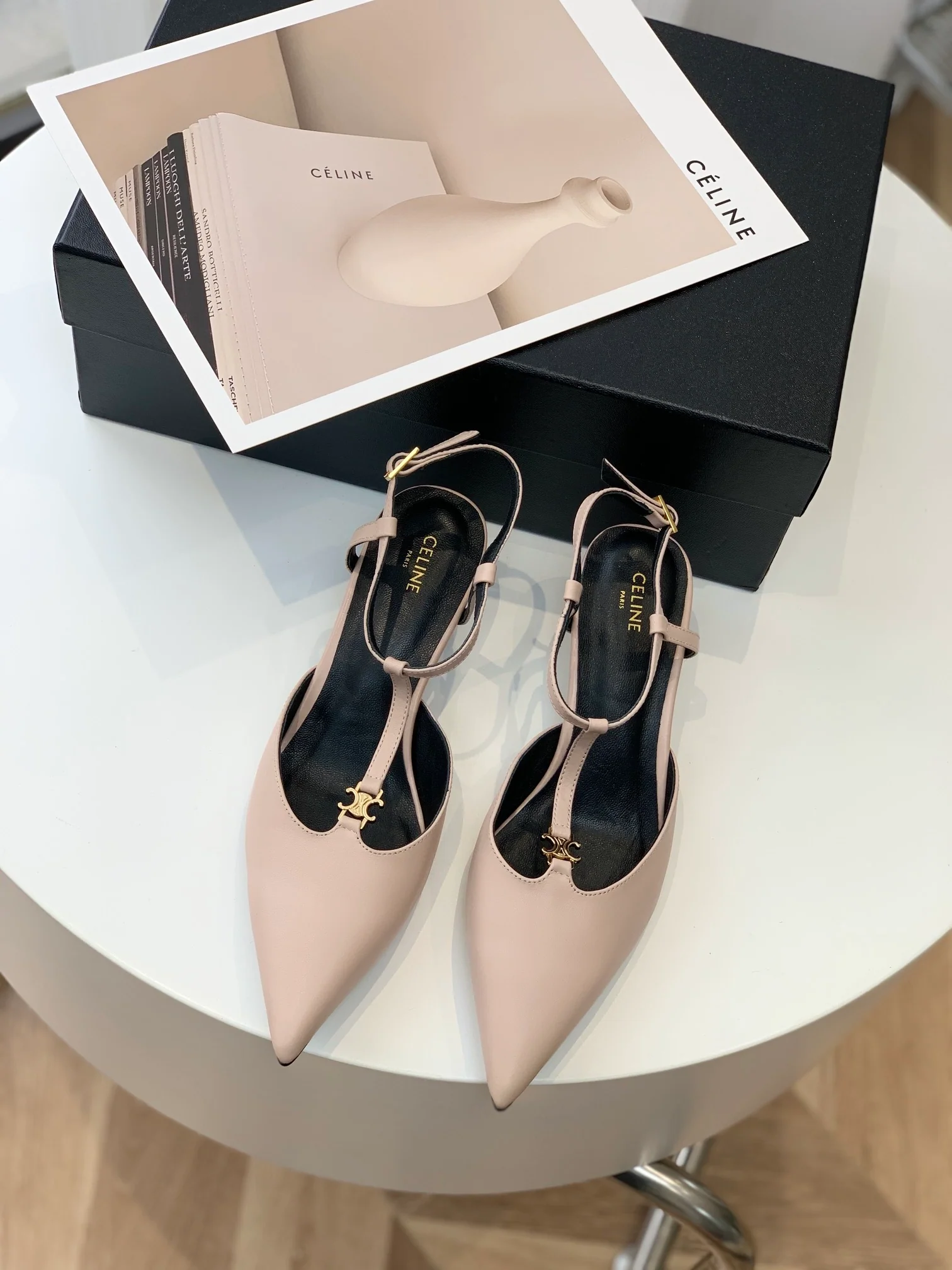 Новинка сезона весна/лето 2023 от Celine - Босоножки на низком каблуке с острым носком - Абрикосовый цвет