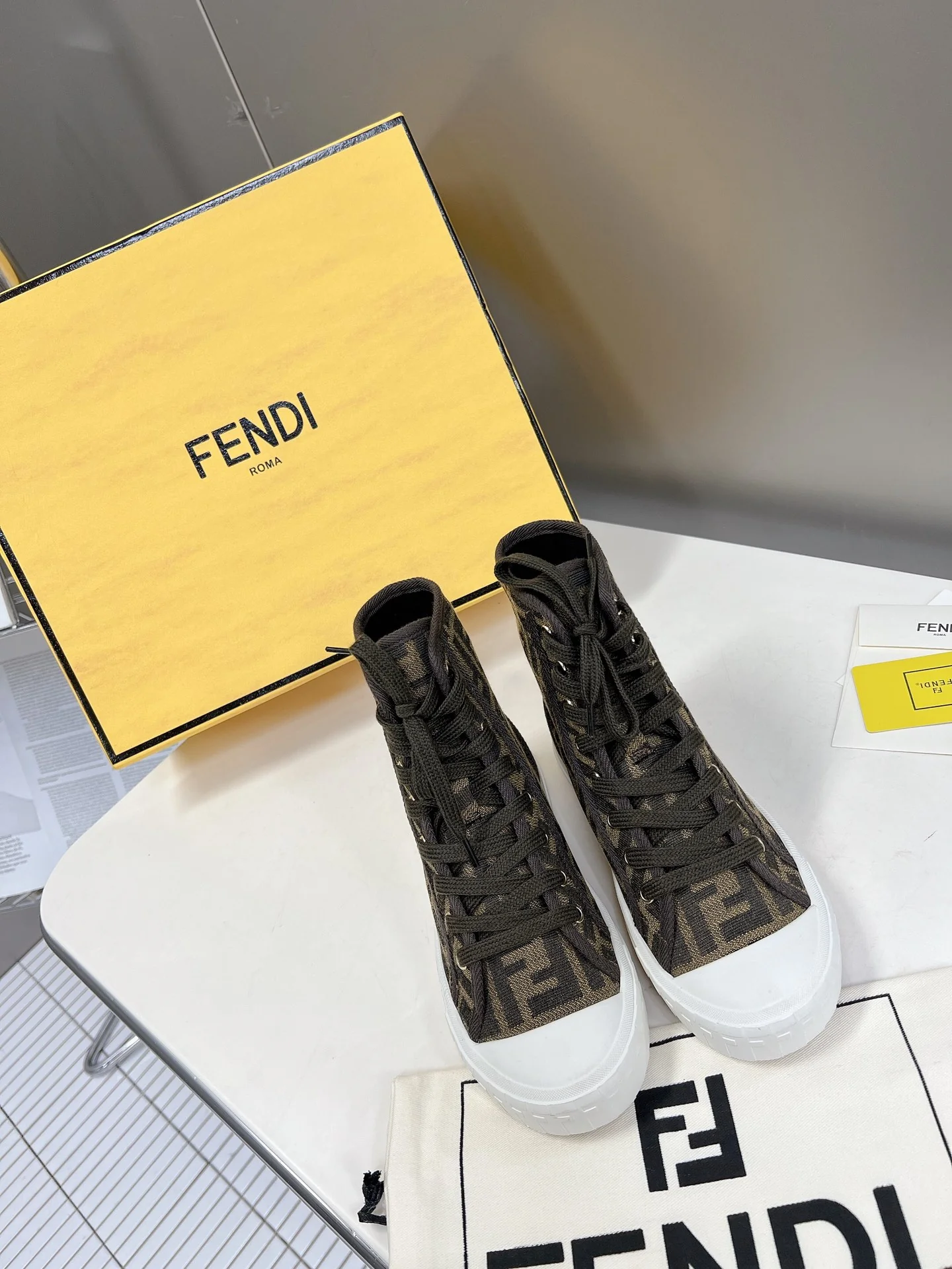 Fendi - Новинка сезона осень/зима 2022 - Высокие повседневные кроссовки с монограммой