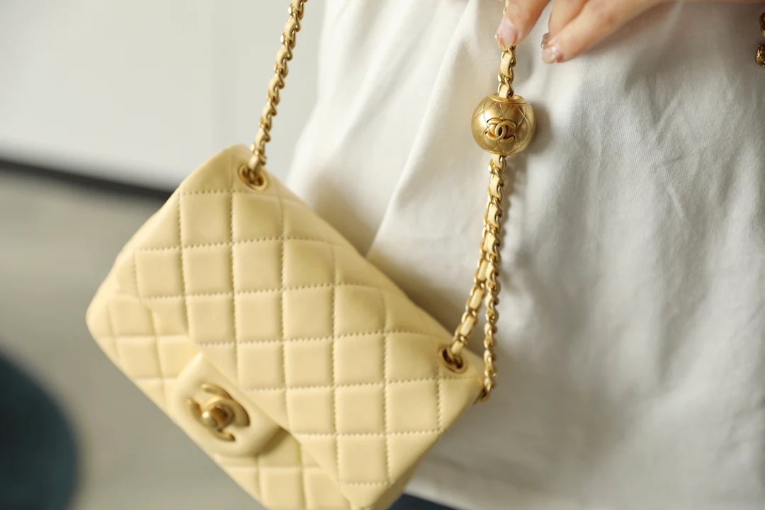 Chanel - Квадратная сумка Gold Globe - Мини-сумочка в форме куриного желтка