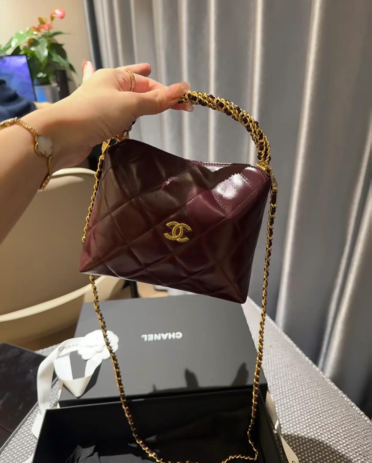 Сумка-хобо Chanel с витой ручкой - бордовая