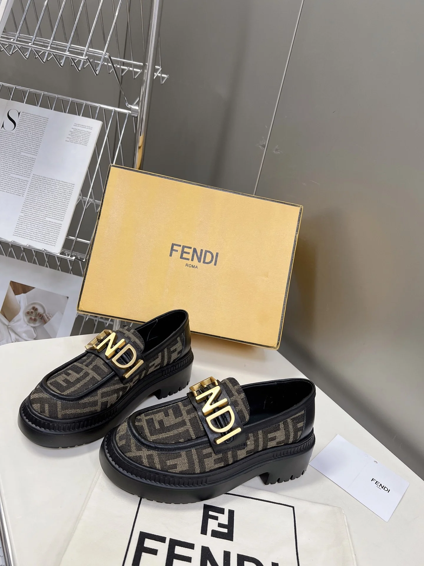 Новинка весны 2022 года от Fendi - Туфли с афро-буквами - Коричневые