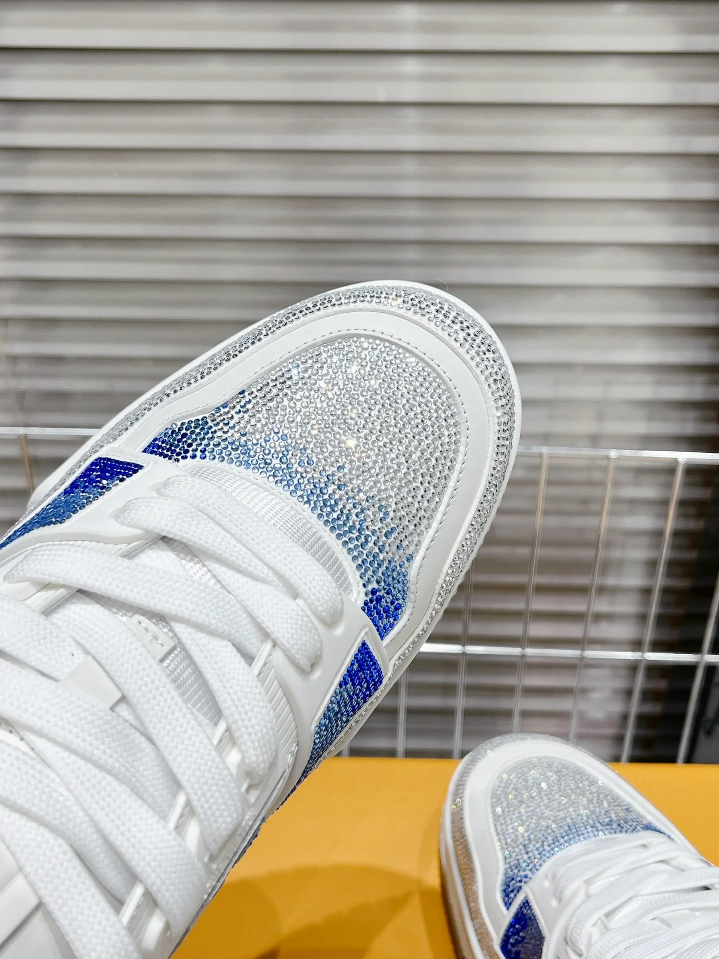 Кроссовки LV Trainer - обувь для скейтбординга - глянцевые белые и синие - унисекс