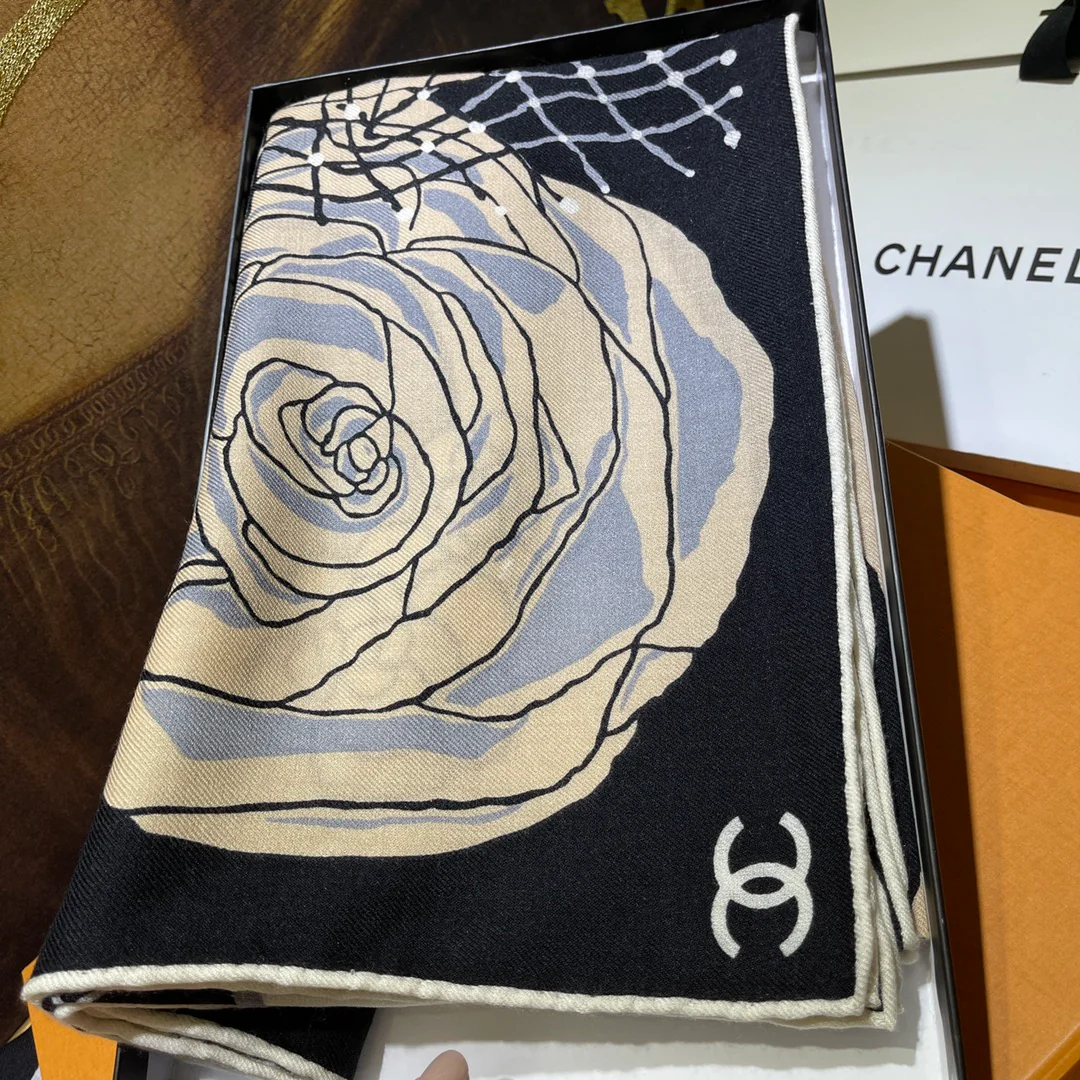 Классический кашемировый платок Chanel ?Камелия? — 140 см — подходит для всех сезонов.