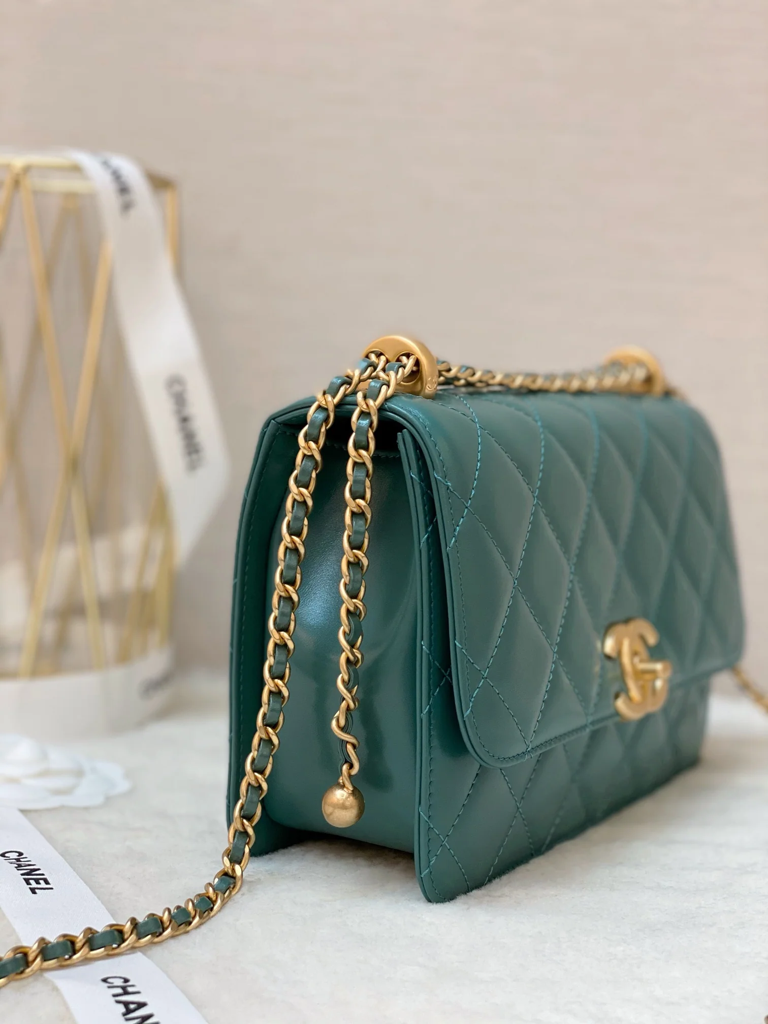 Сумка Chanel Double Gold Ball CF - из зеленой овечьей кожи с золотой пряжкой - большой размер 22 см