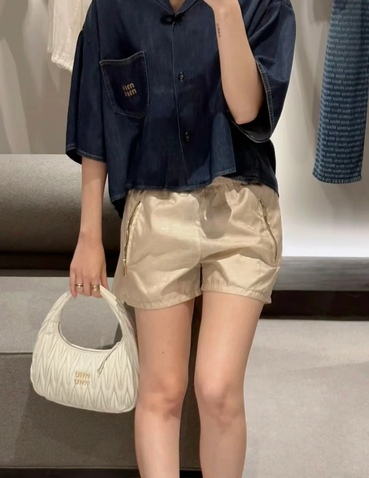 Сумка Miu Miu Wander — маленькая, из овечьей кожи — носите и делитесь с другими.