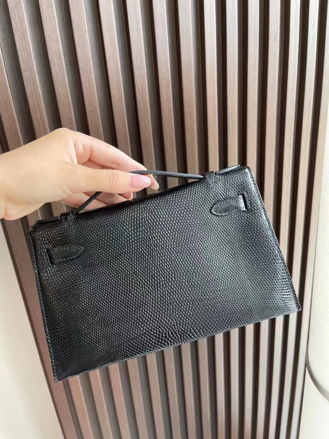 Мини-сумка Hermes Kelly 1-го поколения из кожи ящерицы, черная, с серебряной пряжкой.