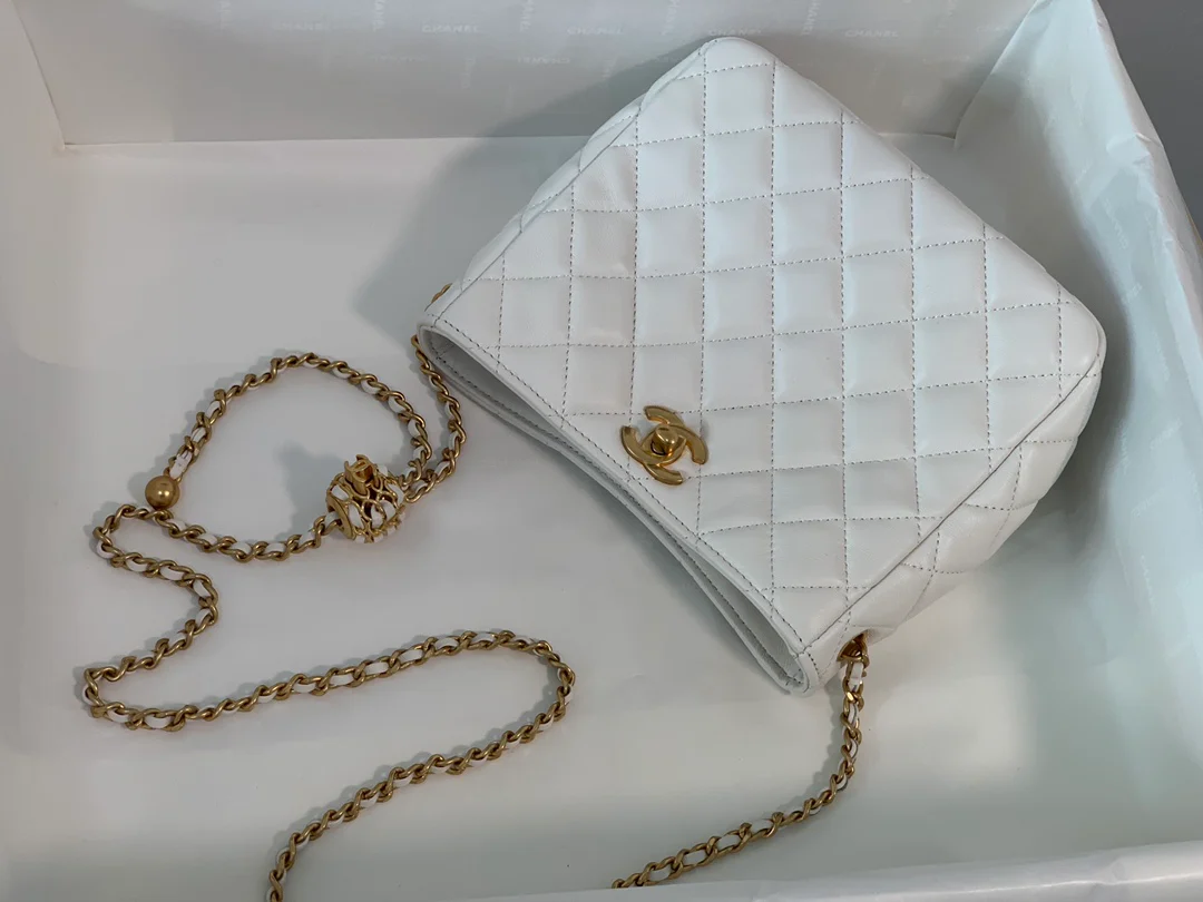 Коллекция Chanel Весна/Лето 2022 - Сумка-хобо Golden Globe - Маленькая