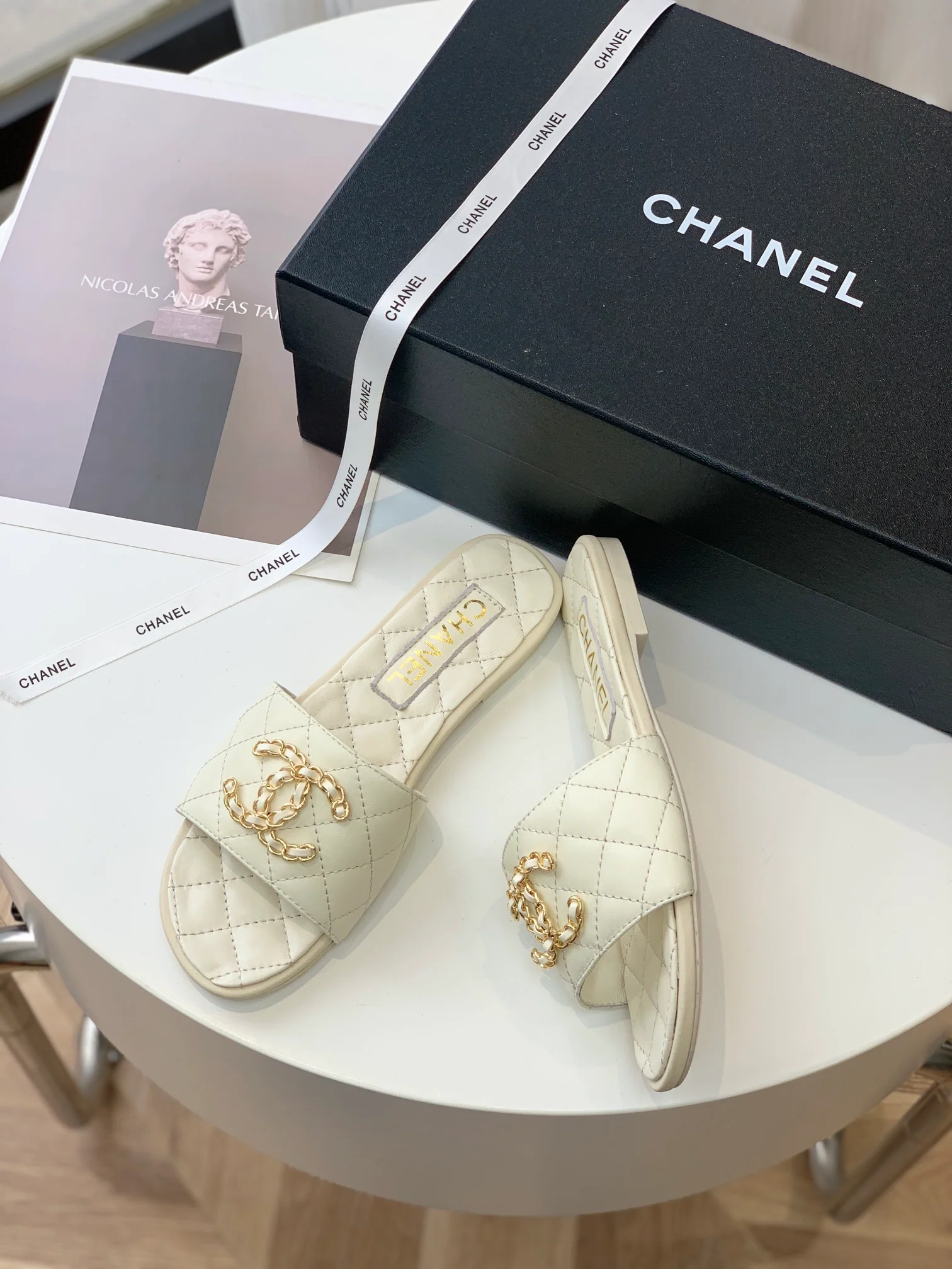 Новинка 2023 года от Chanel - Стеганые тапочки из овечьей кожи - Белые