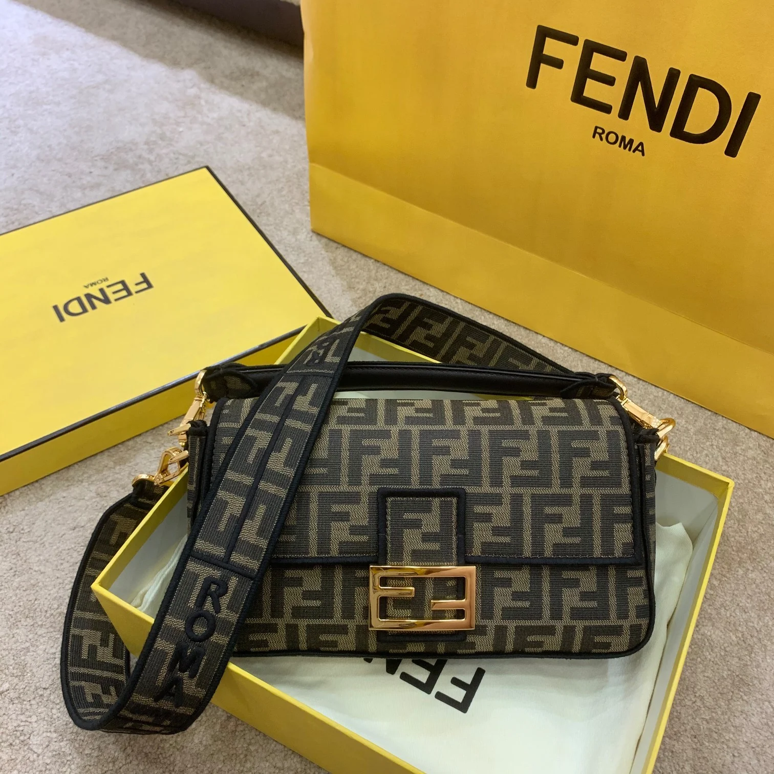 Сумка Fendi Baguette Medium Monogram - 2