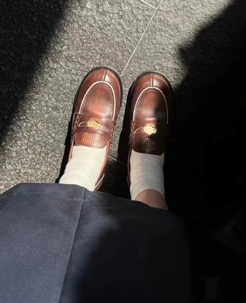 Винтажные лоферы Miu Miu с эффектом потертости и золотыми монетками — фотографии на теле.