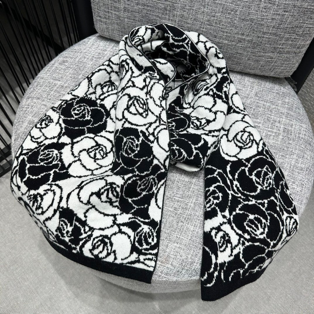 Новый черно-белый кашемировый шарф Chanel с камелиями, 2023 год.