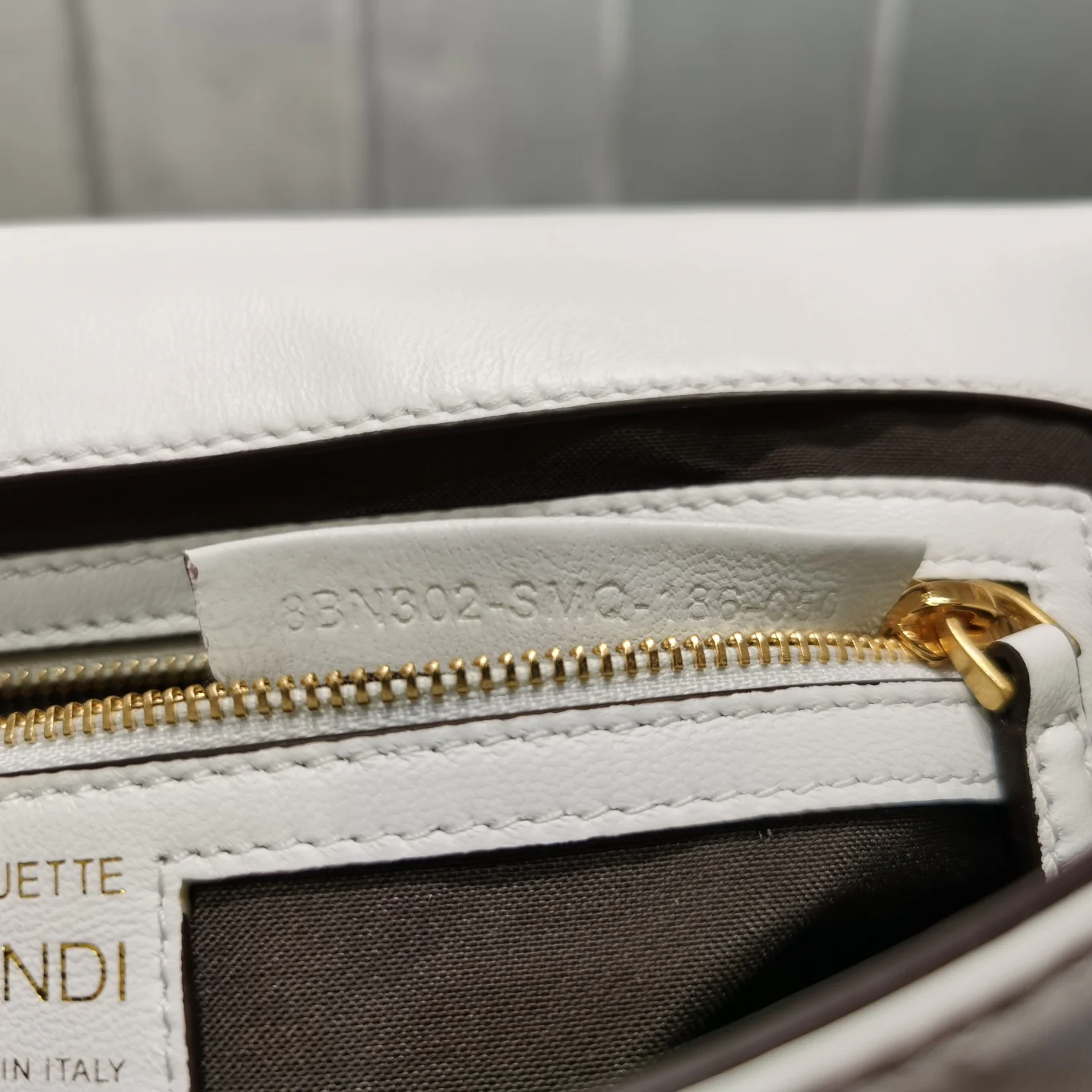 Сумка Fendi Baguette Medium из белой кожи - 1