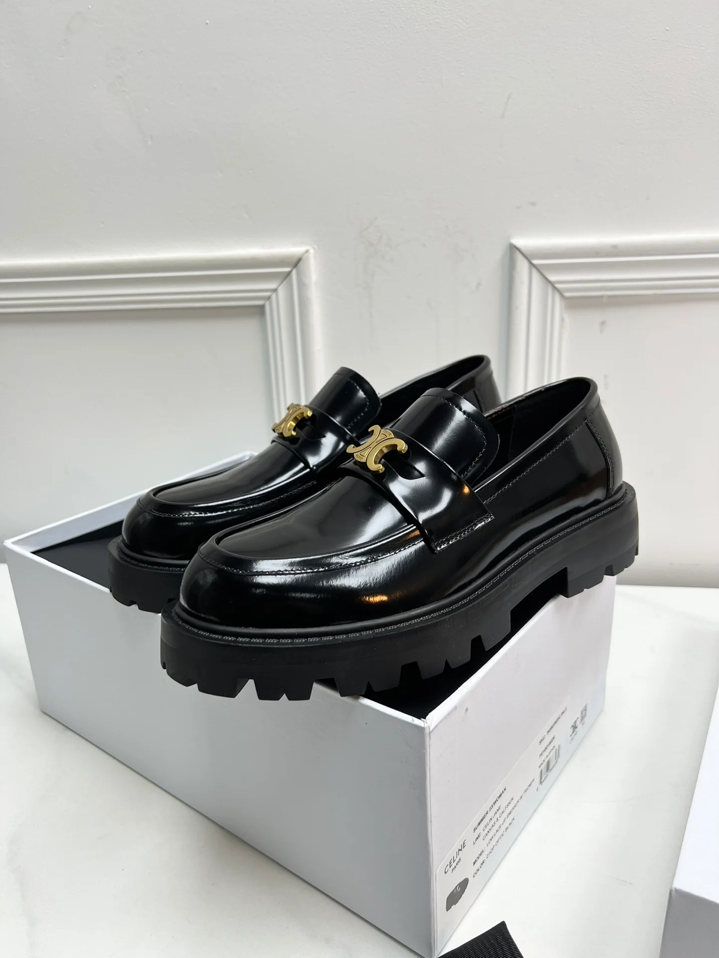 Новинка сезона весна/лето 2023 от Celine - Ретро-лоферы - Черные