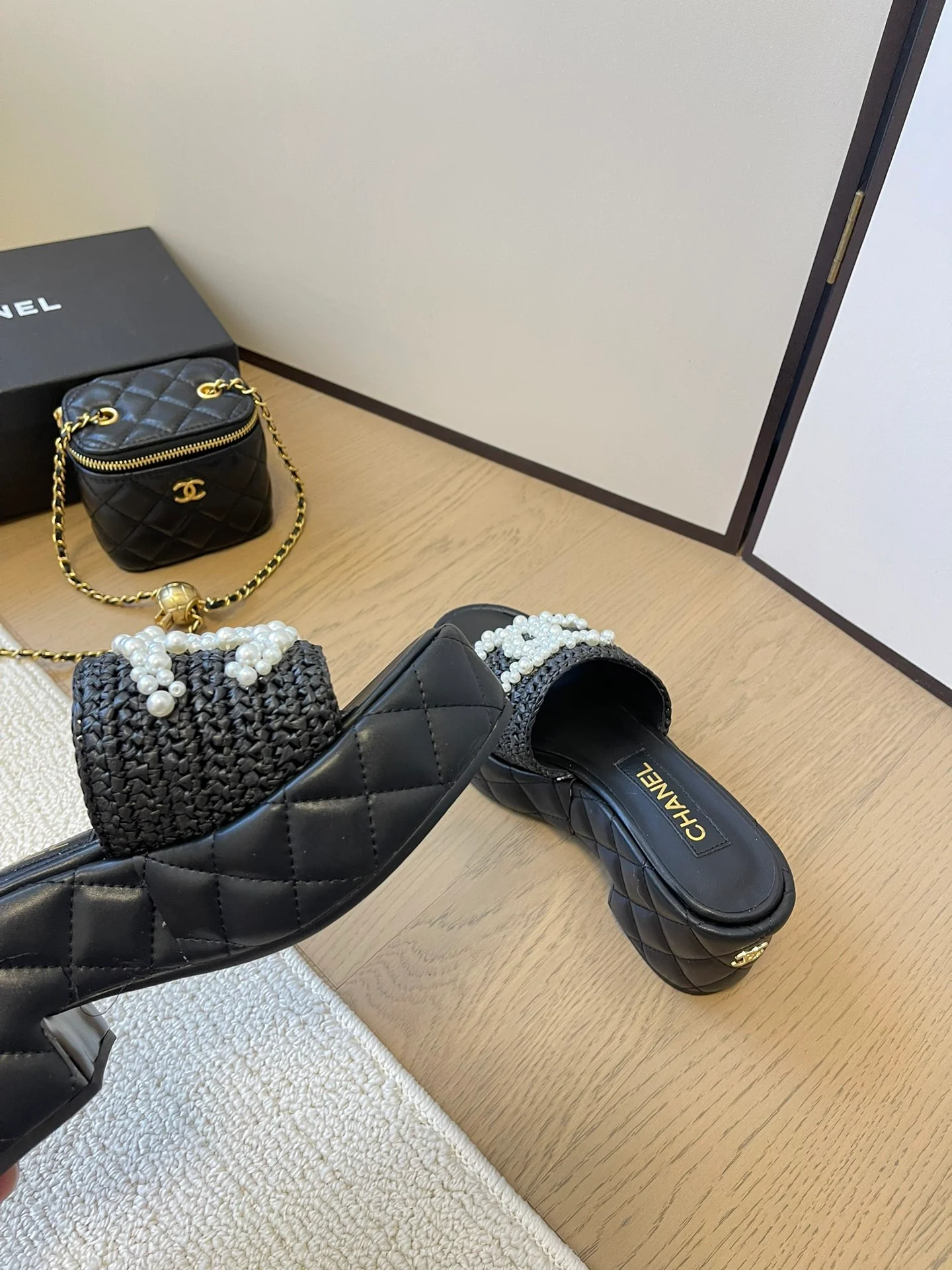 Сандалии Chanel 2024 на платформе с жемчужным принтом - черные