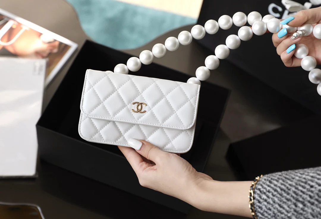 Маленькая сумочка Chanel с жемчужной цепочкой
