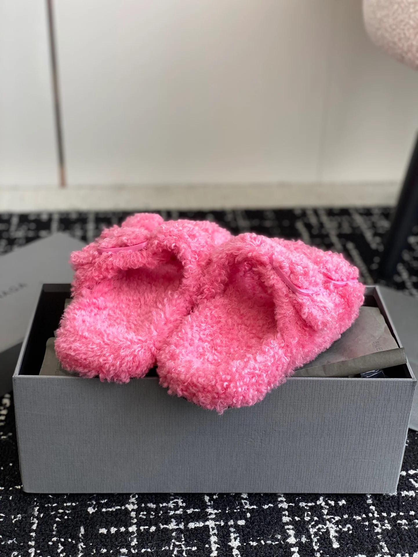 Новинка сезона осень/зима 2023 от Balenciaga - Меховые тапочки - Розовые с пряжкой