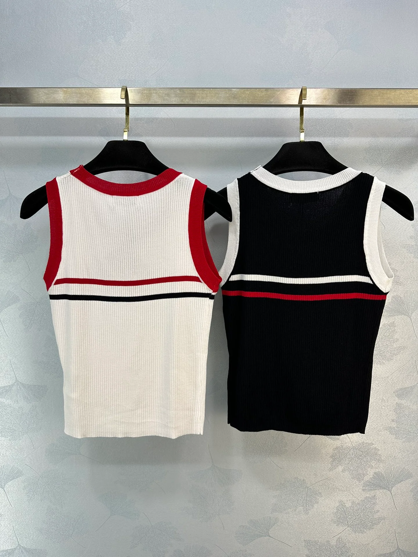 Miu Miu-2404 - Приятный для кожи жилет из шелкового хлопка с круглым вырезом и полосатым дизайном в стиле колор-блок.