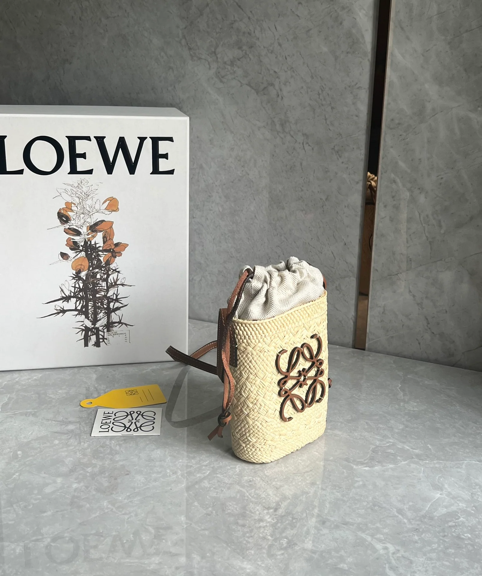 Сумка для телефона Loewe Anagram Basket из соломы