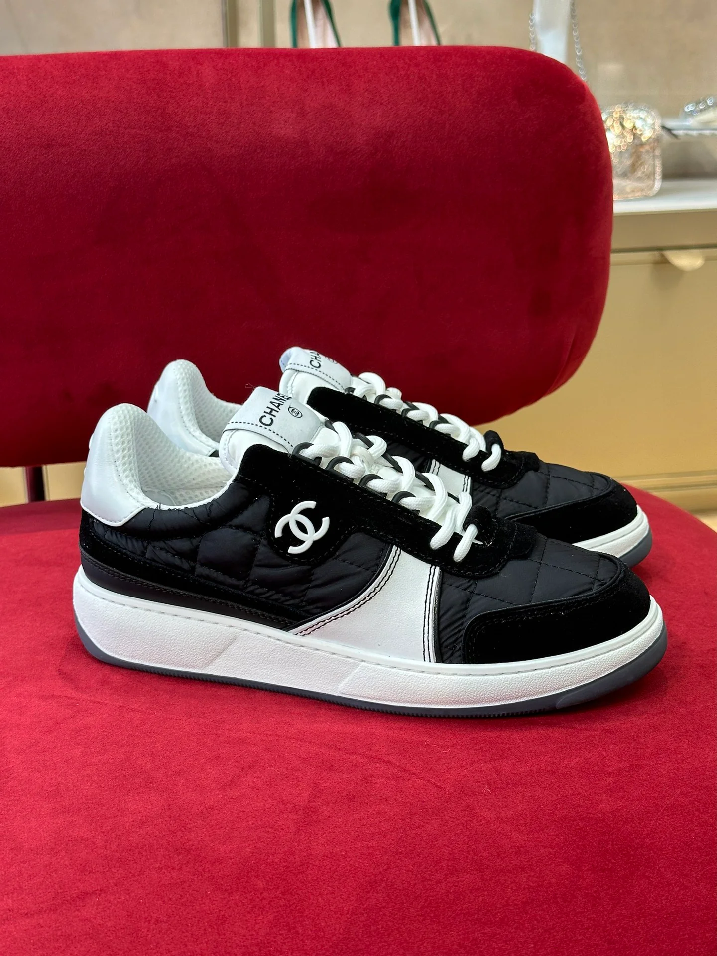 Новинка 2023 года от Chanel - Классические белые кроссовки, украшенные стразами Swarovski.