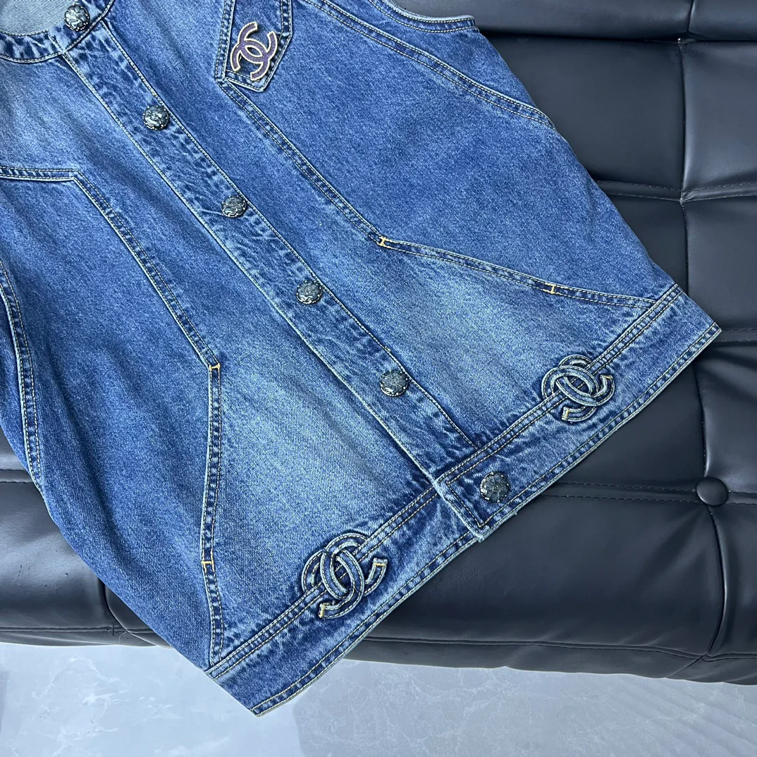 Chanel - Новинка 24 апреля 2024 года - Комплект из джинсовой ткани и жилета с двойной буквой С и брошью.