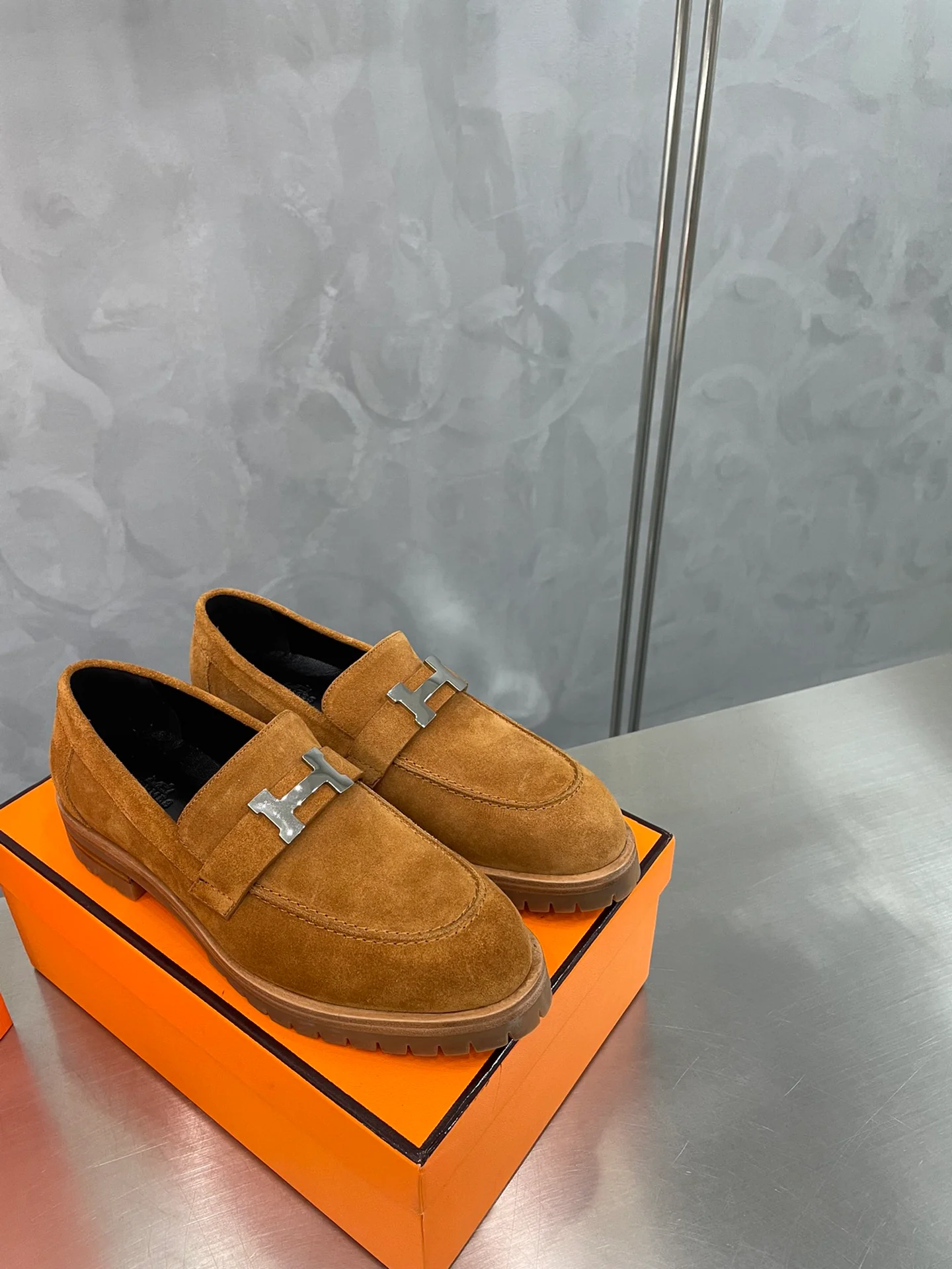 Классические туфли Hermes с пряжкой H в стиле афро