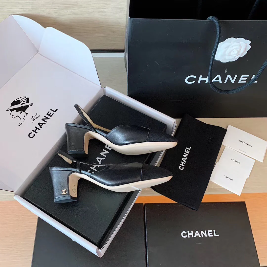 Классические сандалии Chanel на массивном каблуке - черные